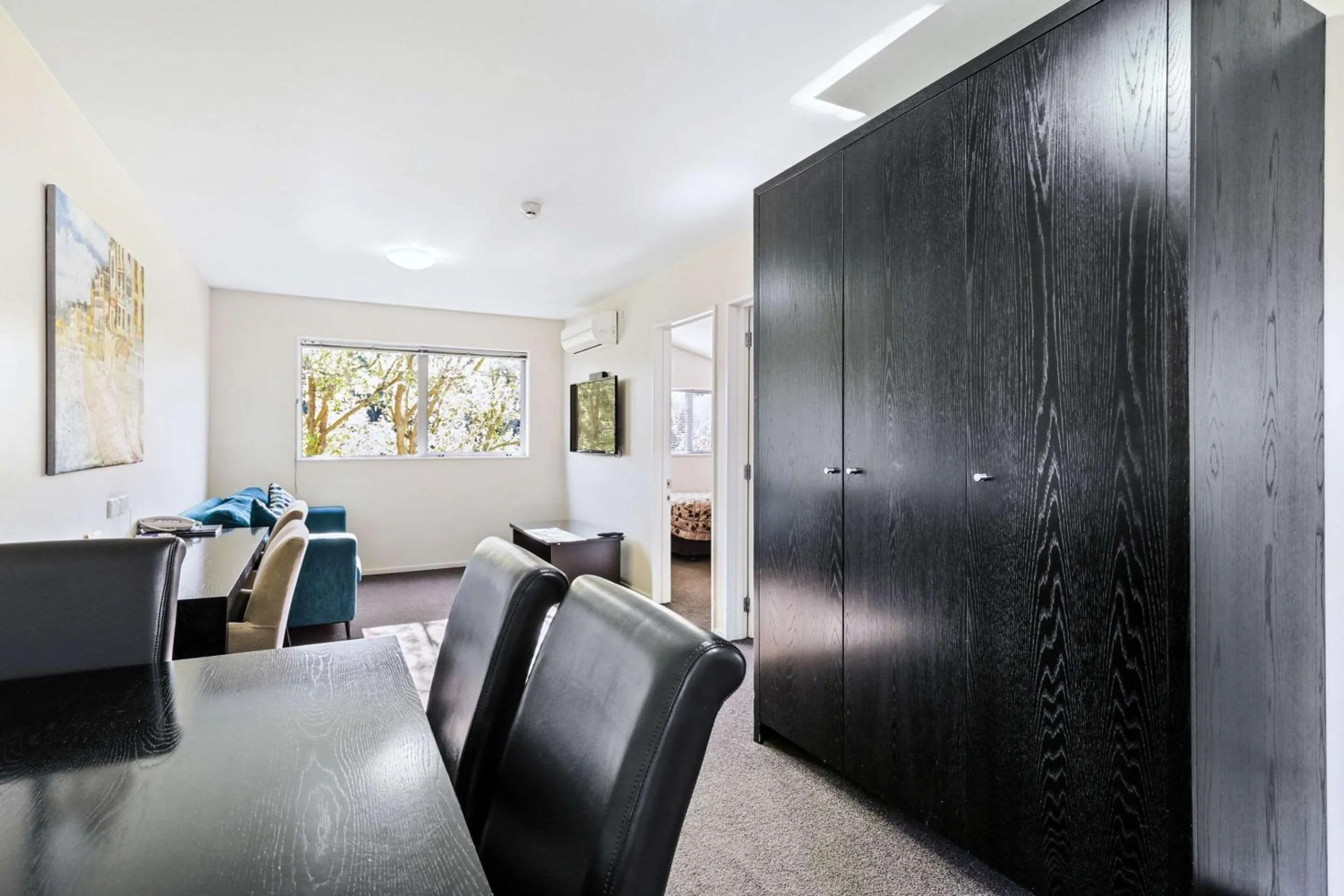 Photo of the whole room in Quality Suites Amore