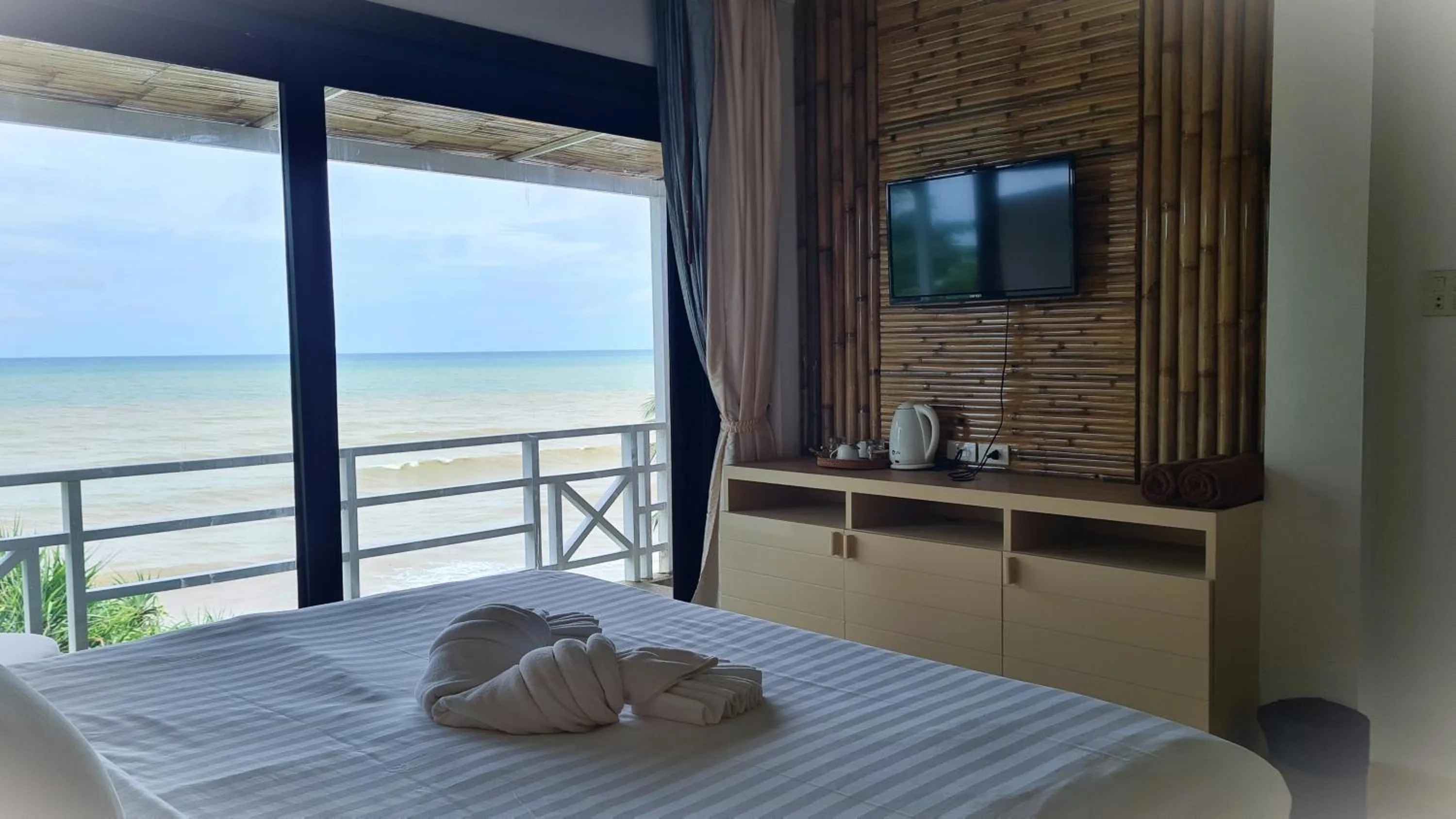 Bedroom, Bed in Moonlight Bay Resort