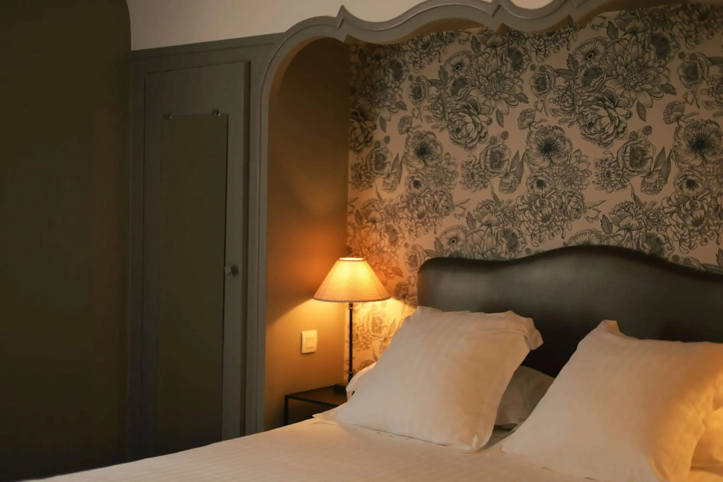 Bedroom, Bed in Best Western Plus d'Europe et d'Angleterre Bedroom, Bed in Best Western Plus d'Europe et d'Angleterre