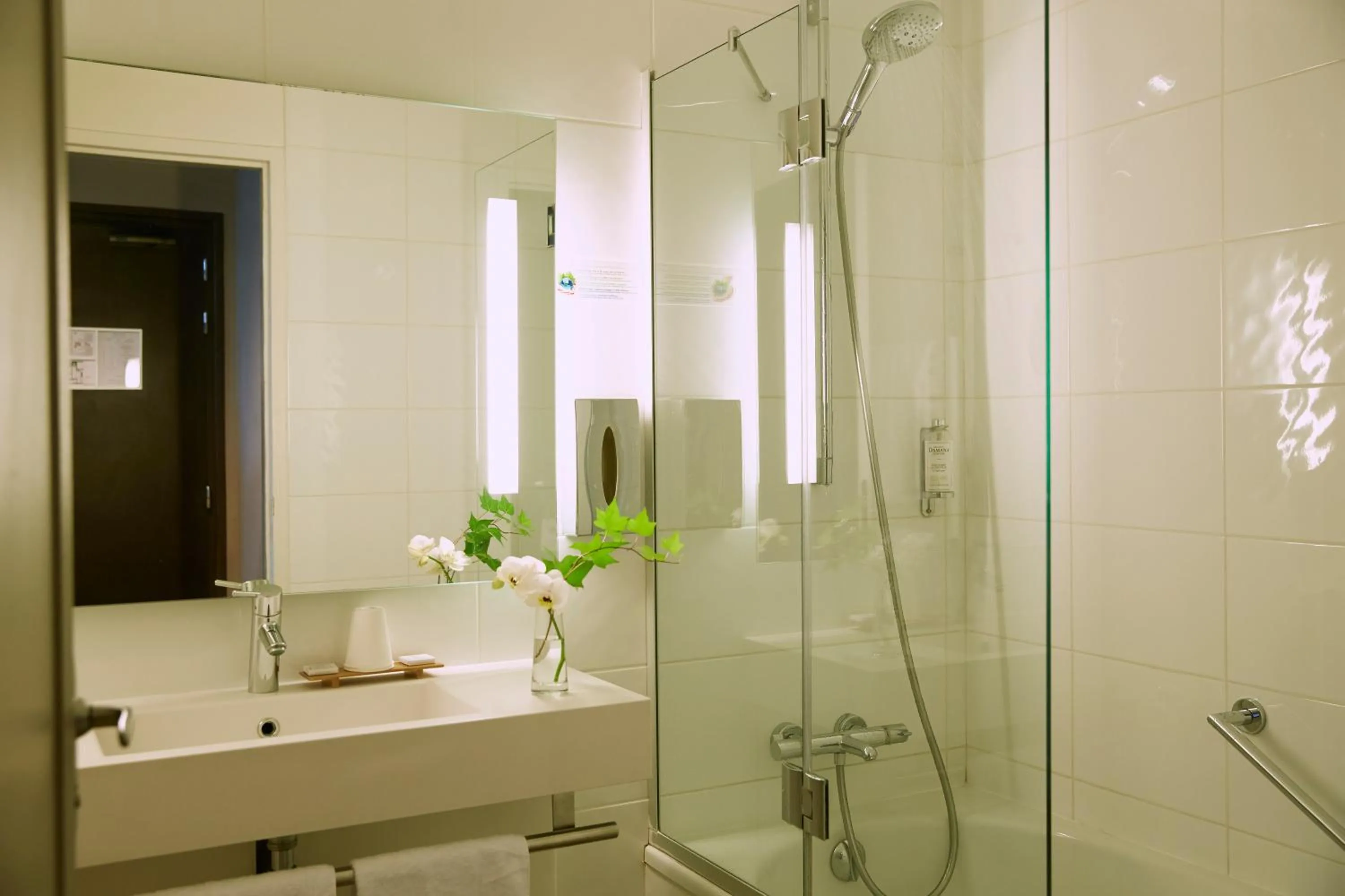 Bathroom in Best Western Plus d'Europe et d'Angleterre