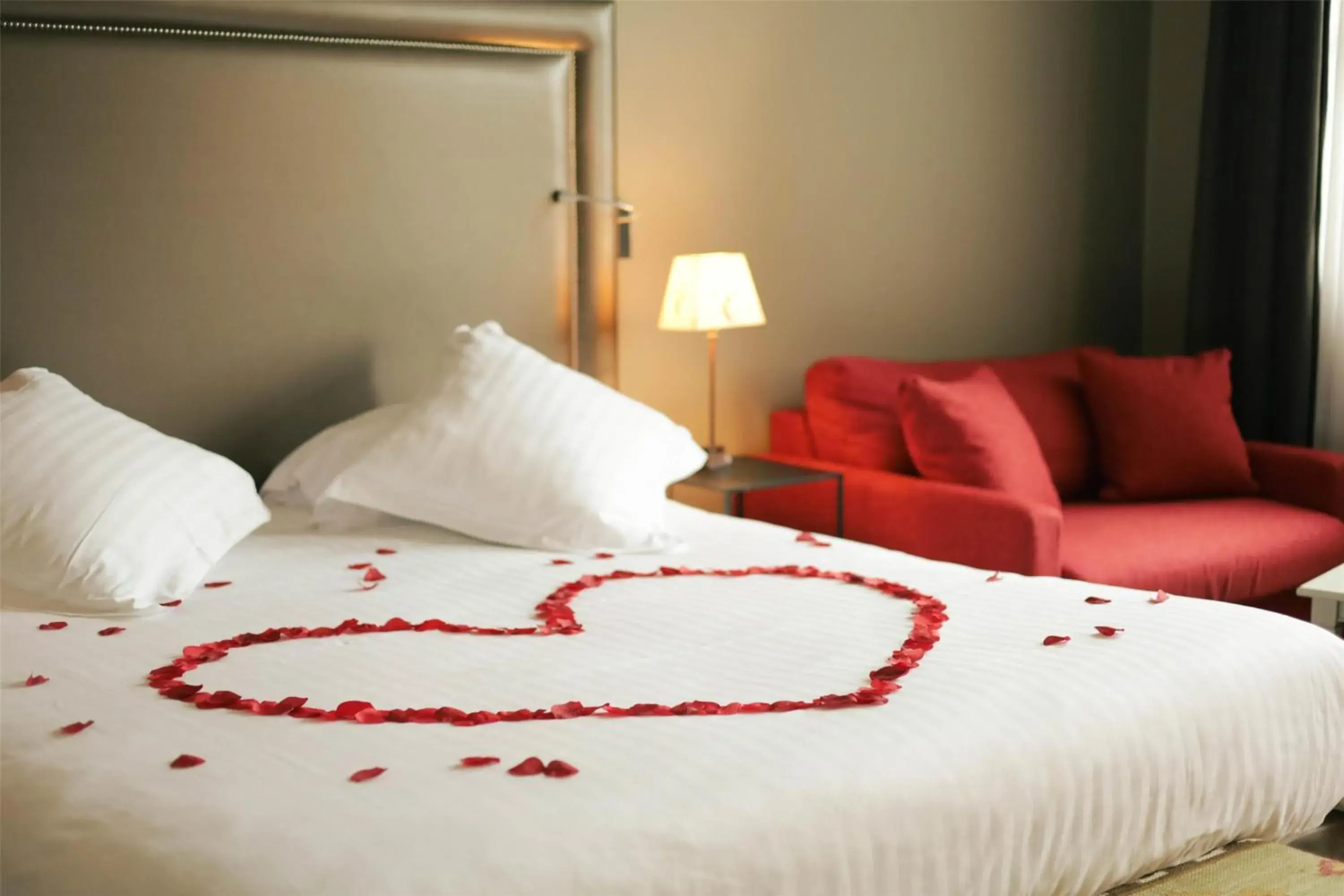 Bedroom, Bed in Best Western Plus d'Europe et d'Angleterre Bedroom, Bed in Best Western Plus d'Europe et d'Angleterre