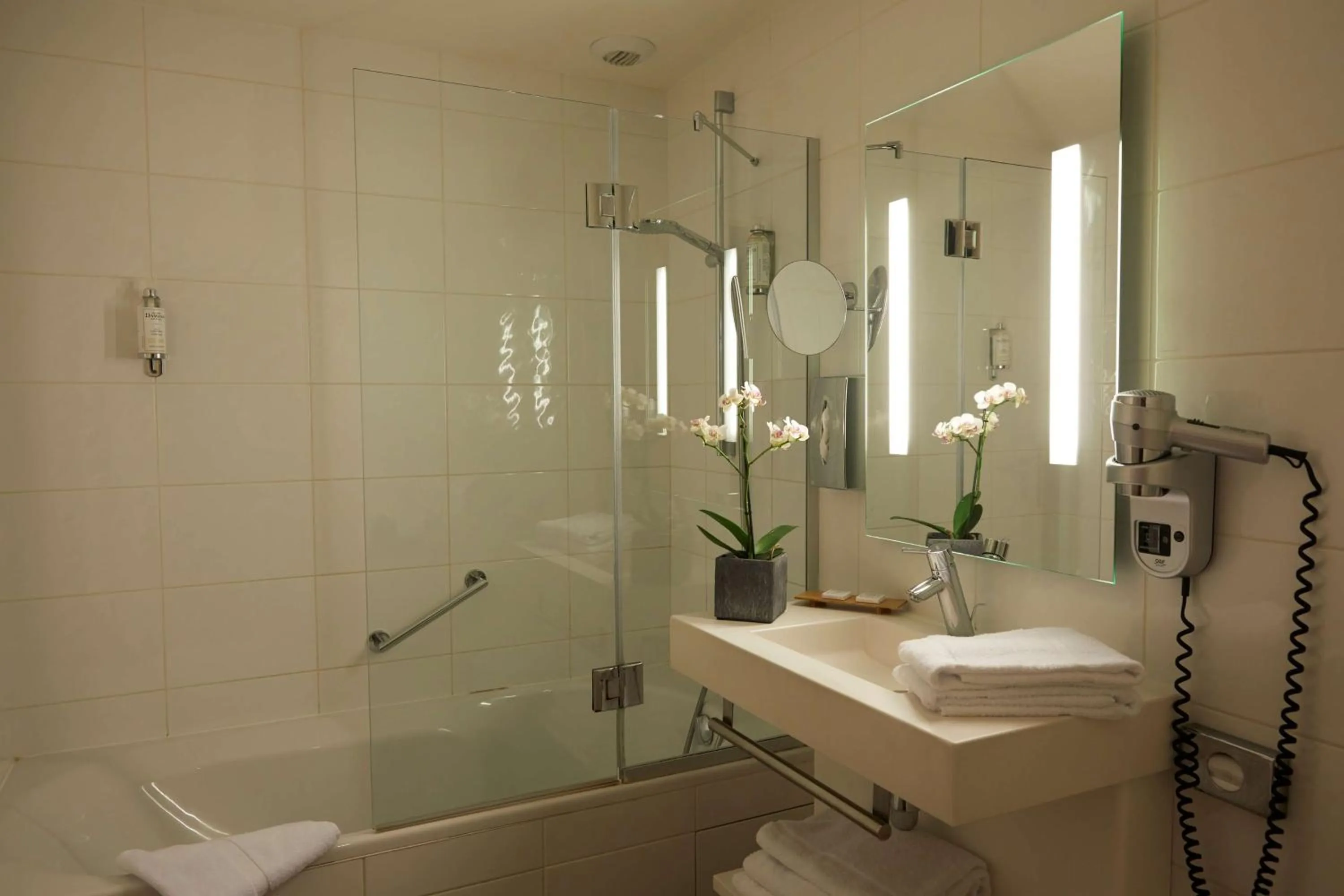 Photo of the whole room in Best Western Plus d'Europe et d'Angleterre