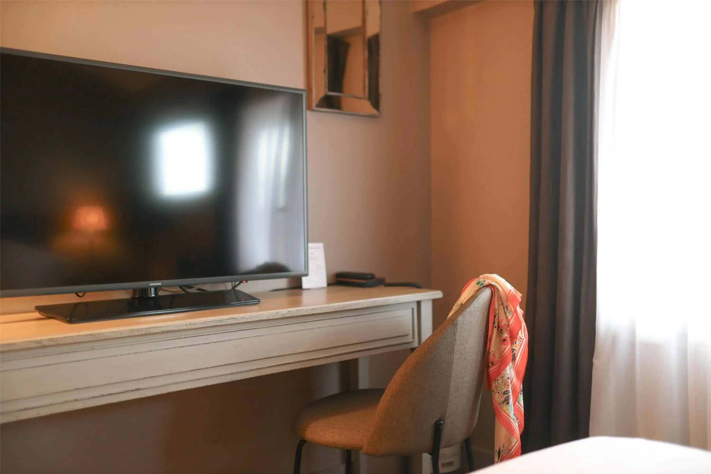 Bedroom in Best Western Plus d'Europe et d'Angleterre Bedroom in Best Western Plus d'Europe et d'Angleterre