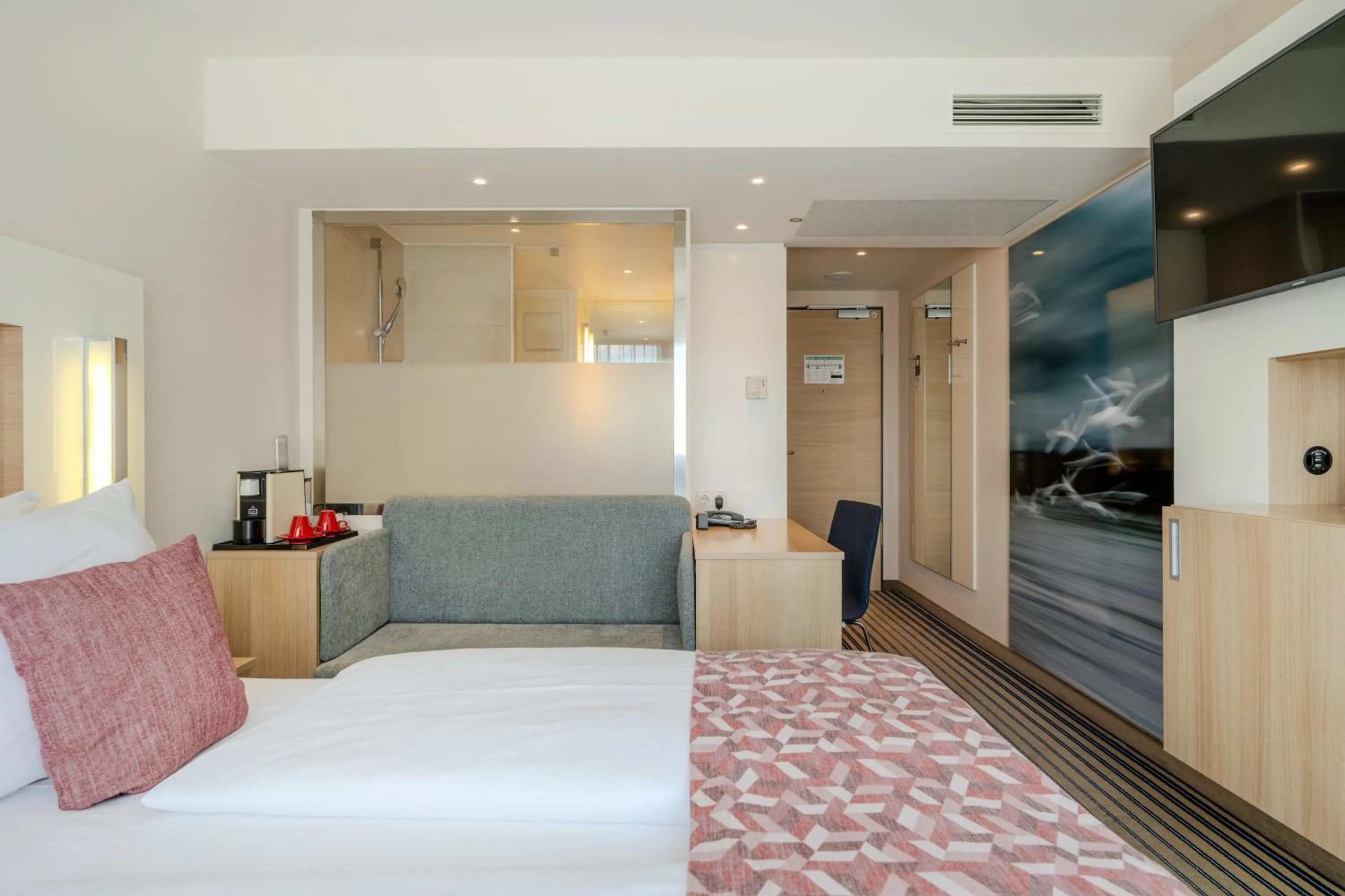 Bathroom, Bed in Best Western Plus Welcome Hotel Frankfurt