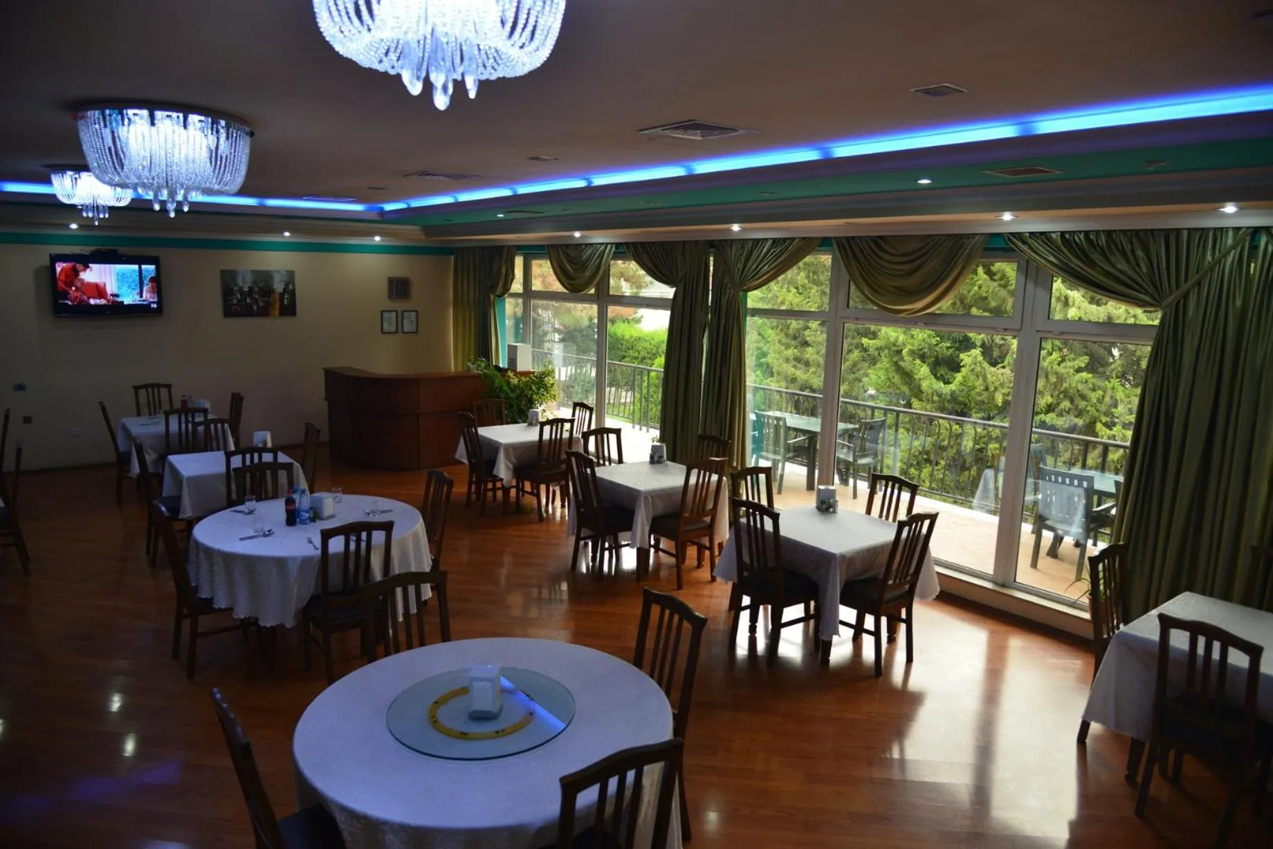 Restaurant/places to eat in City Mansion ApartHotel