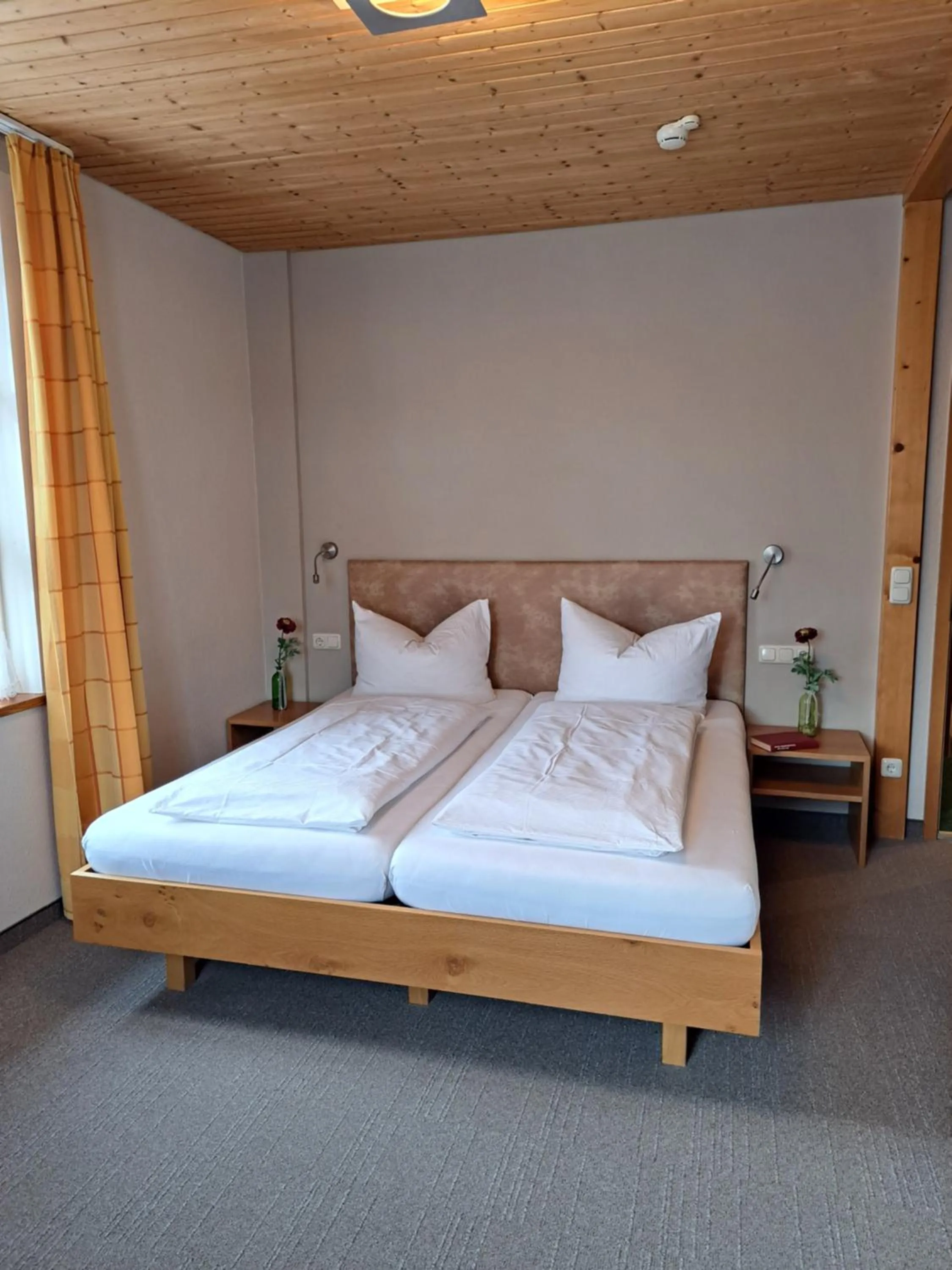Living room, Bed in Landgasthof Rössle - Beim Kräuterwirt