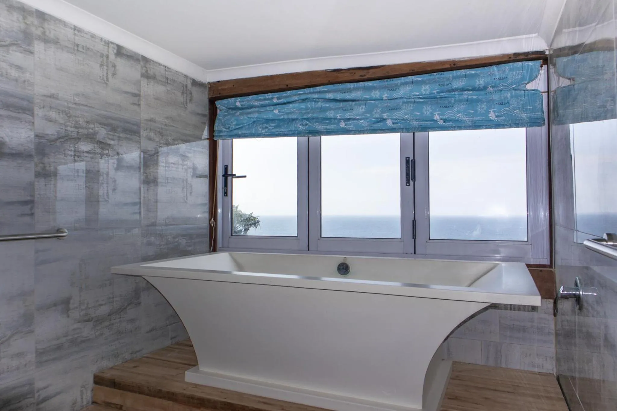 Bath in 305 Guest House