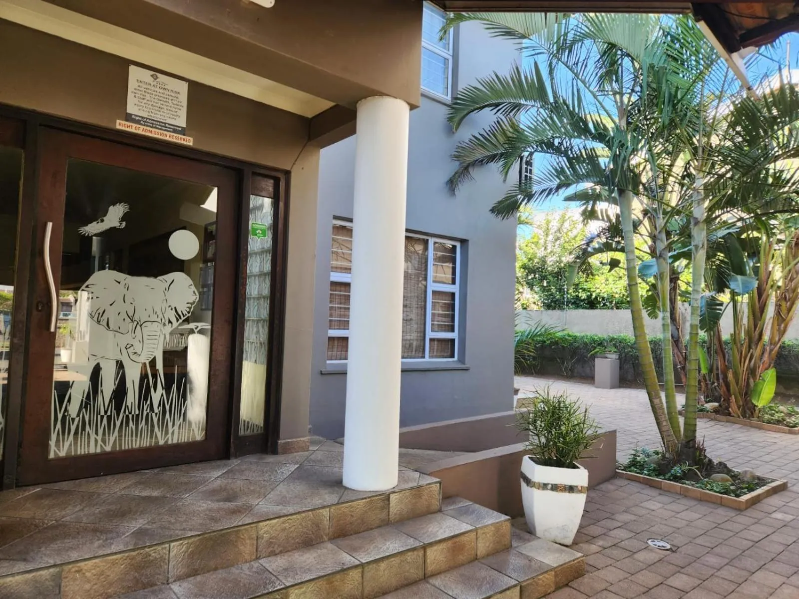 Restaurant/places to eat in 305 Guest House