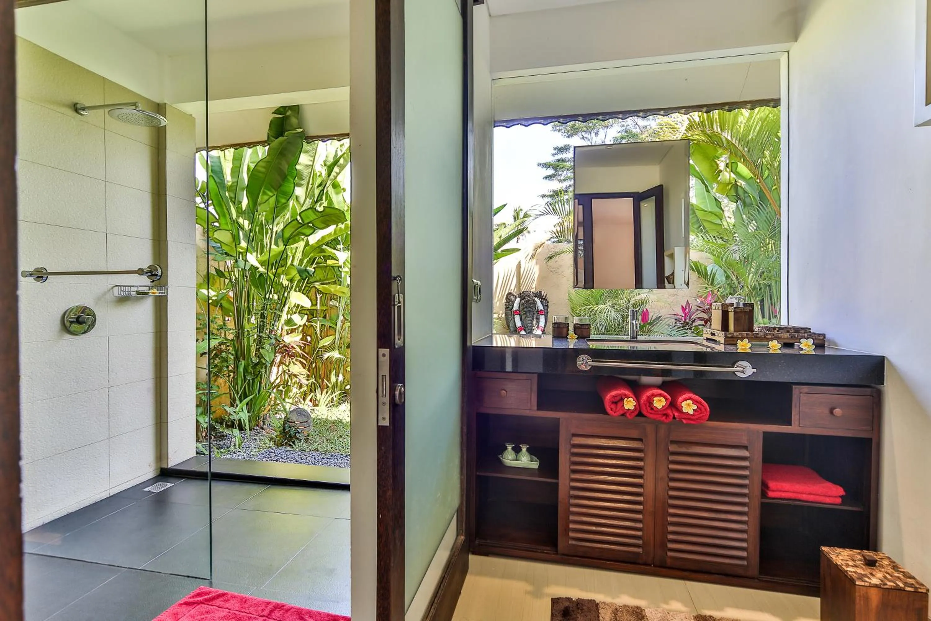 Shower in The Manipura Luxury Estate and Spa Up to 18 person, fully serviced