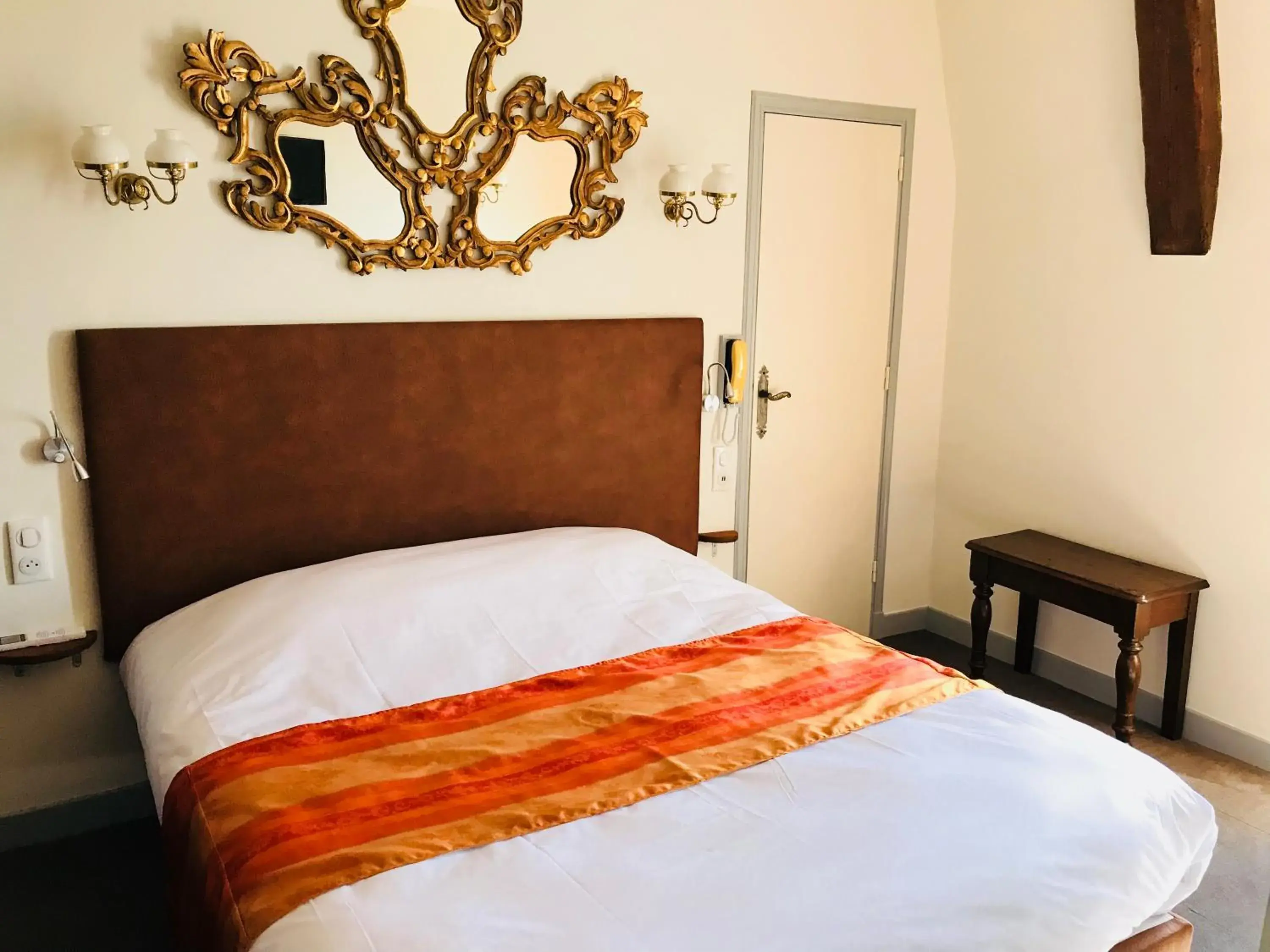 Double Room with One Queen Bed in Hotel Montsegur Double Room with One Queen Bed in Hotel Montsegur