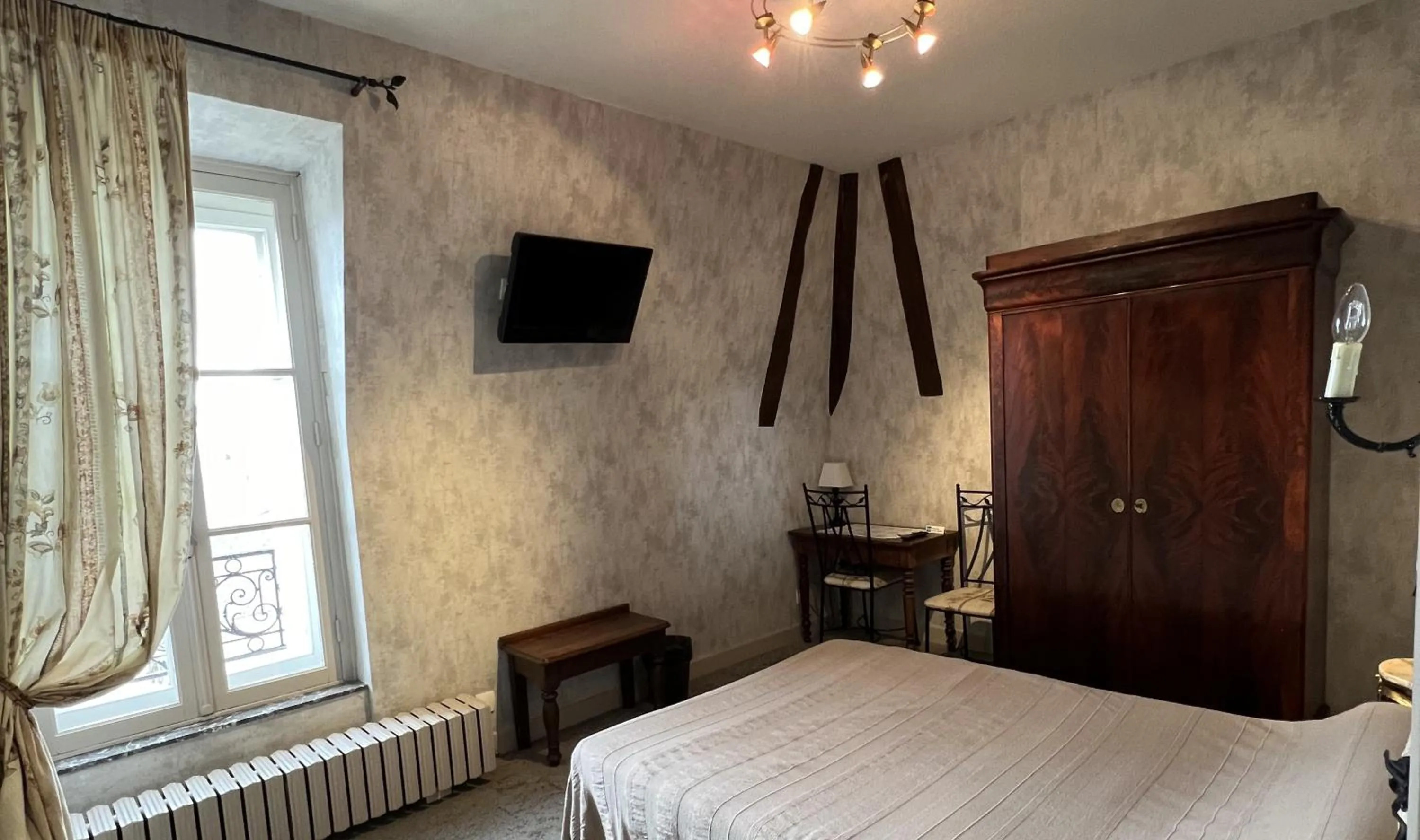 Bedroom in Hotel Montsegur