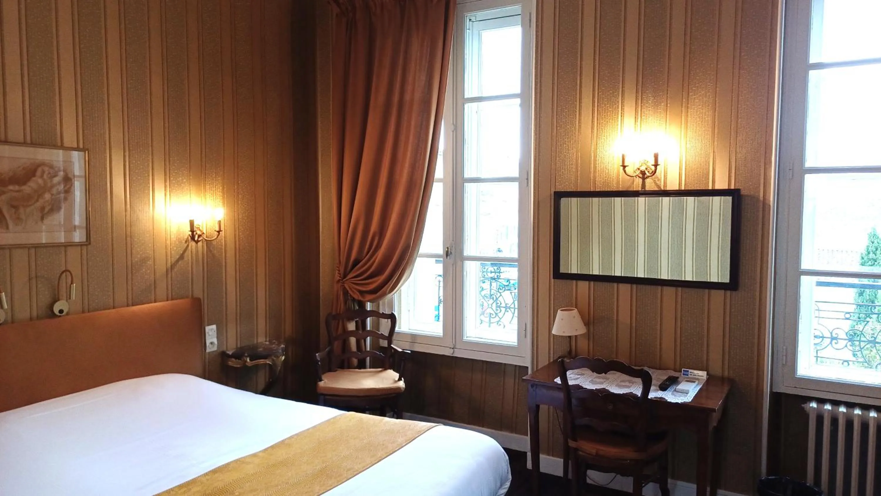 Bedroom in Hotel Montsegur