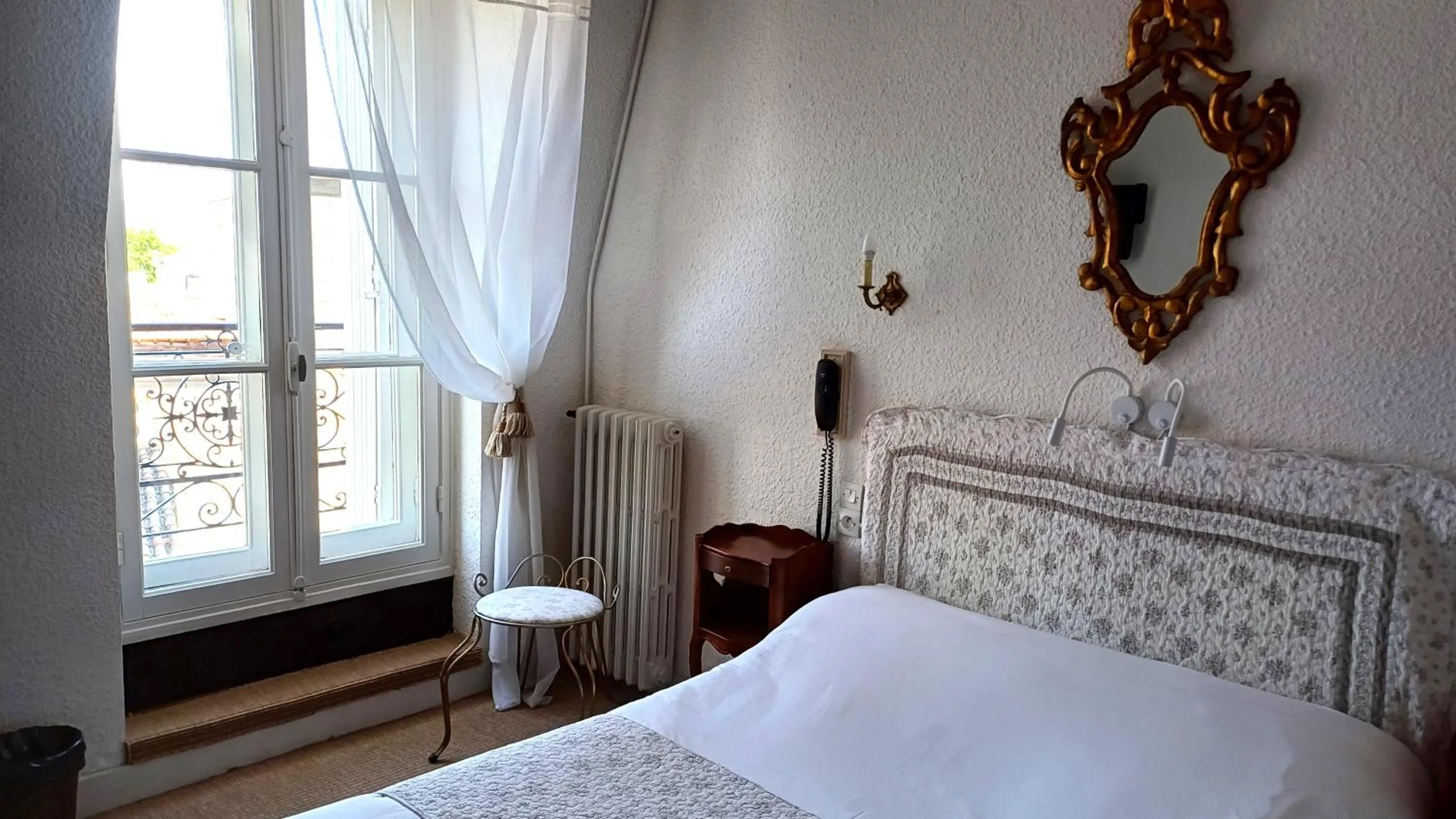 Bedroom in Hotel Montsegur