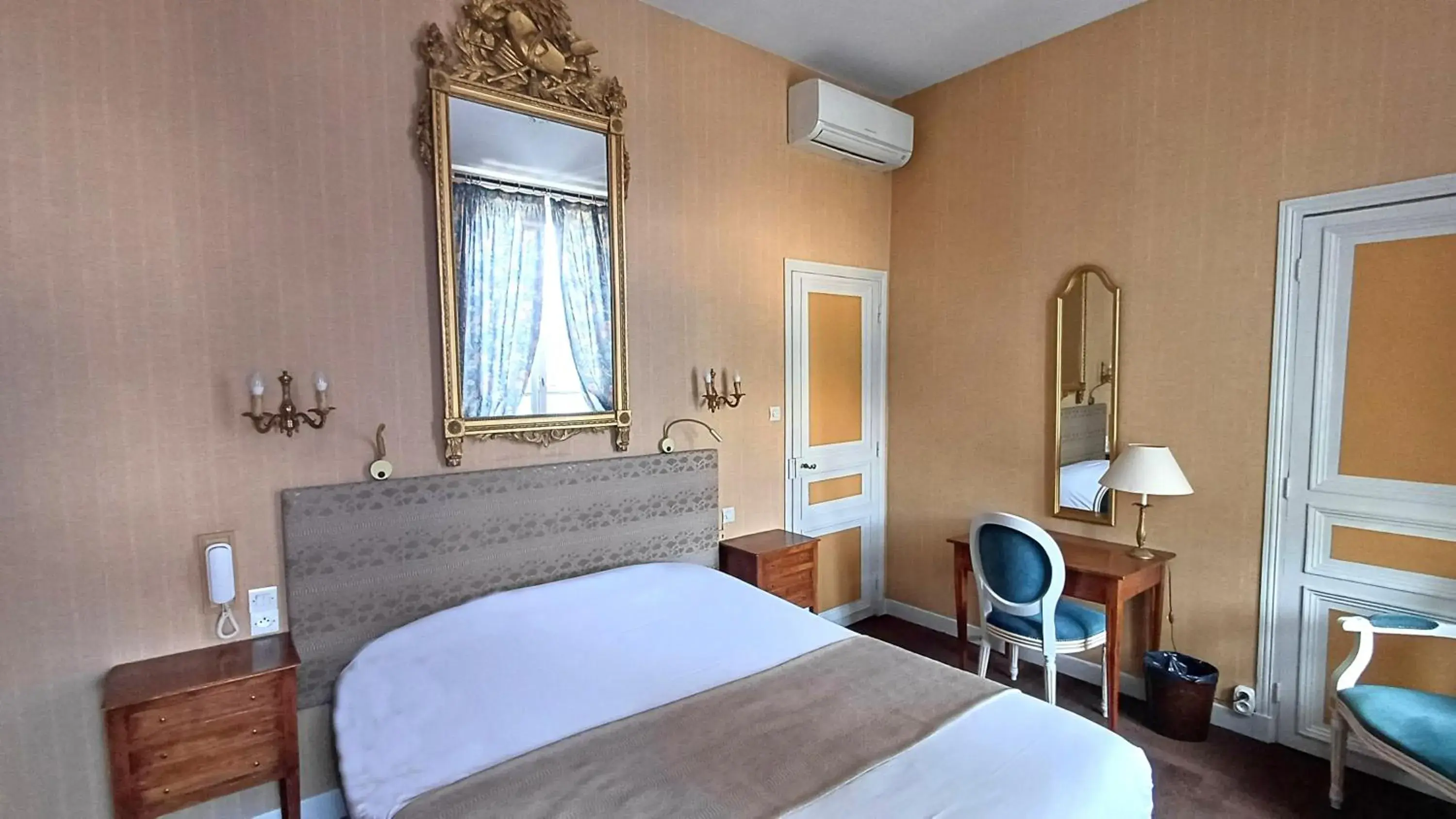 Double Room with One Queen Bed in Hotel Montsegur Double Room with One Queen Bed in Hotel Montsegur