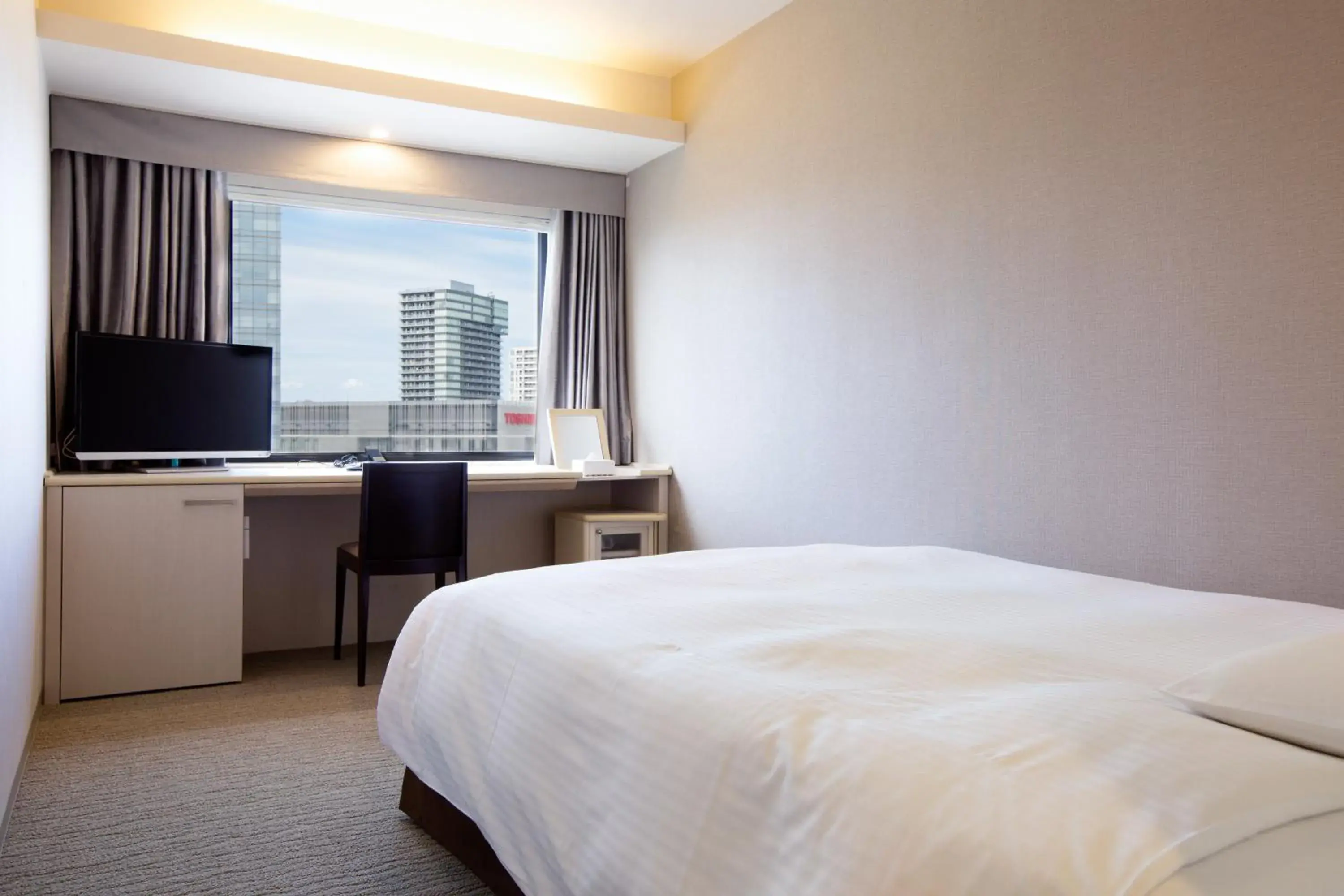 Photo of the whole room, Bed in Kawasaki Nikko Hotel Photo of the whole room, Bed in Kawasaki Nikko Hotel