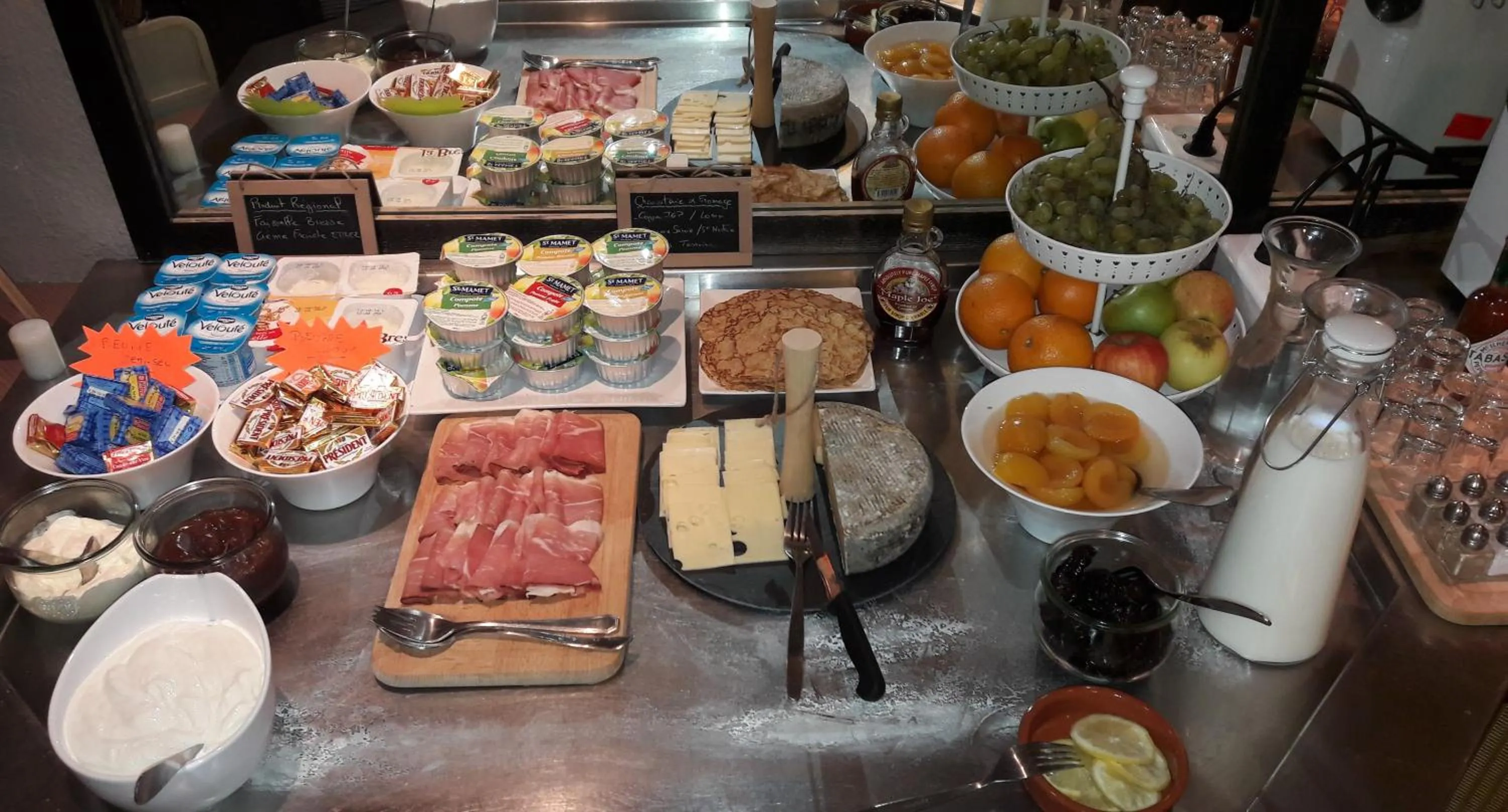 Buffet breakfast in Contact Hôtel ALYS Bourg en Bresse Ekinox Parc Expo