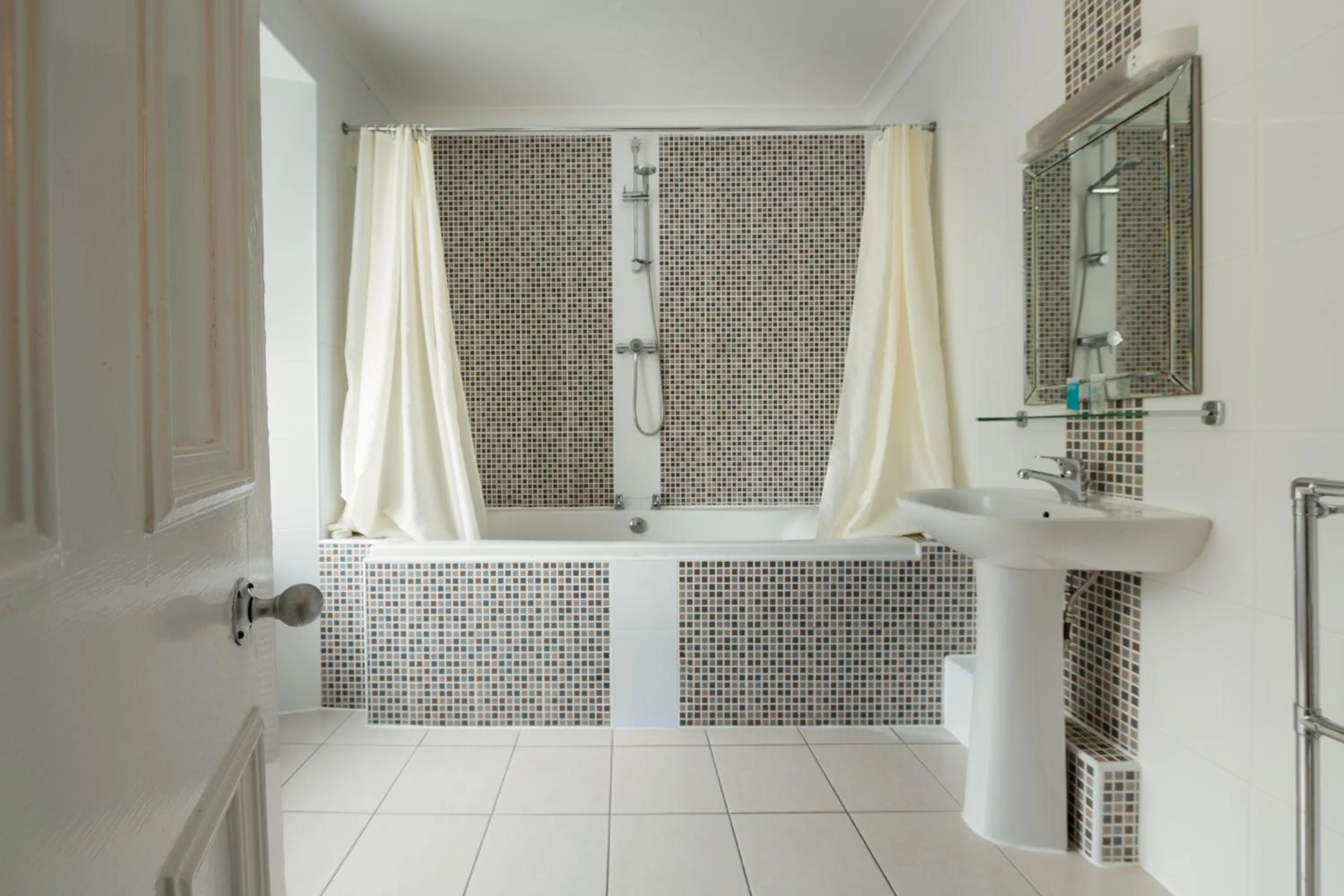 Shower in Buchanan Arms Hotel & Leisure, Sure Hotel Collection