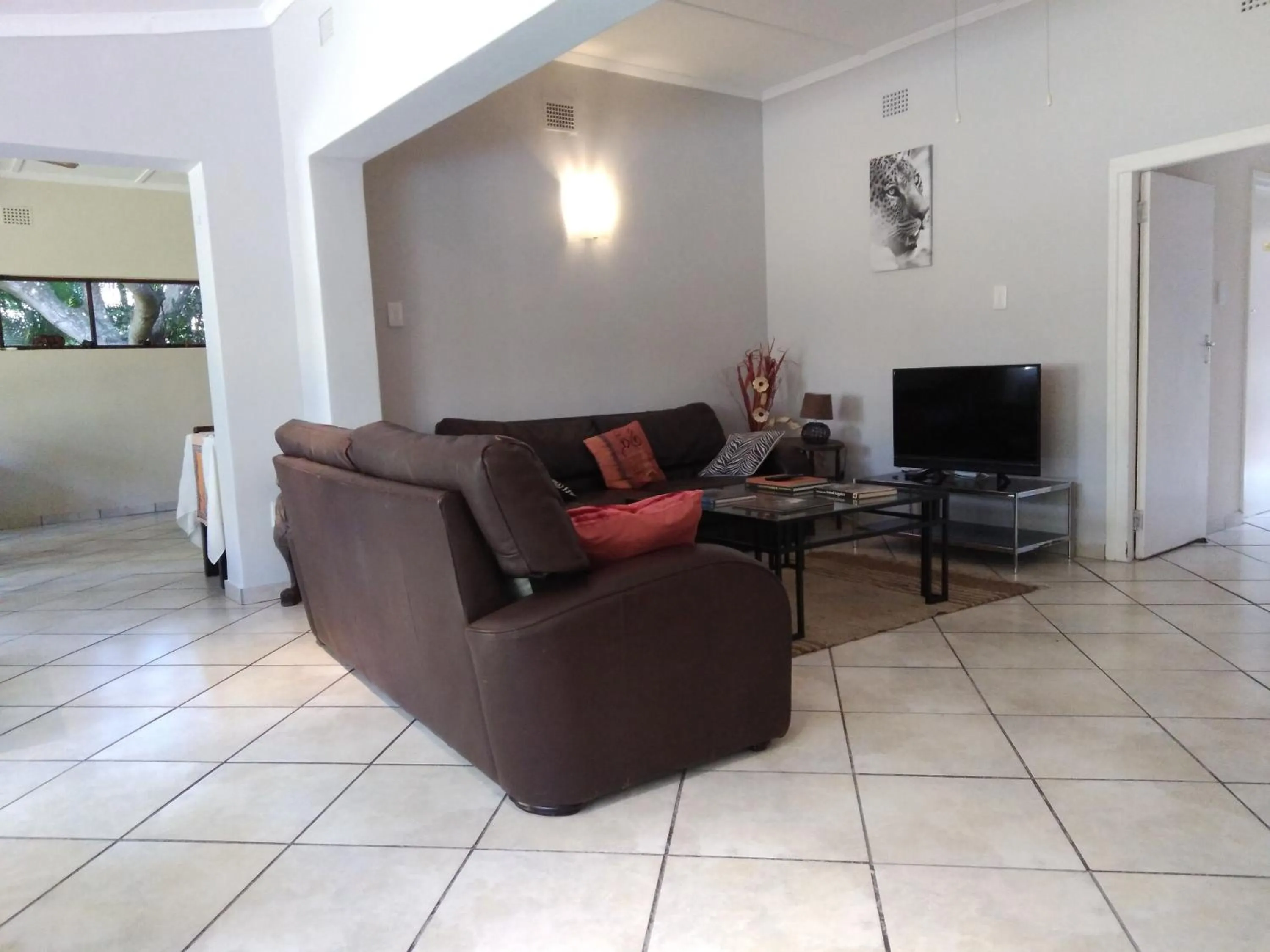 Property building in Parkers Cottages