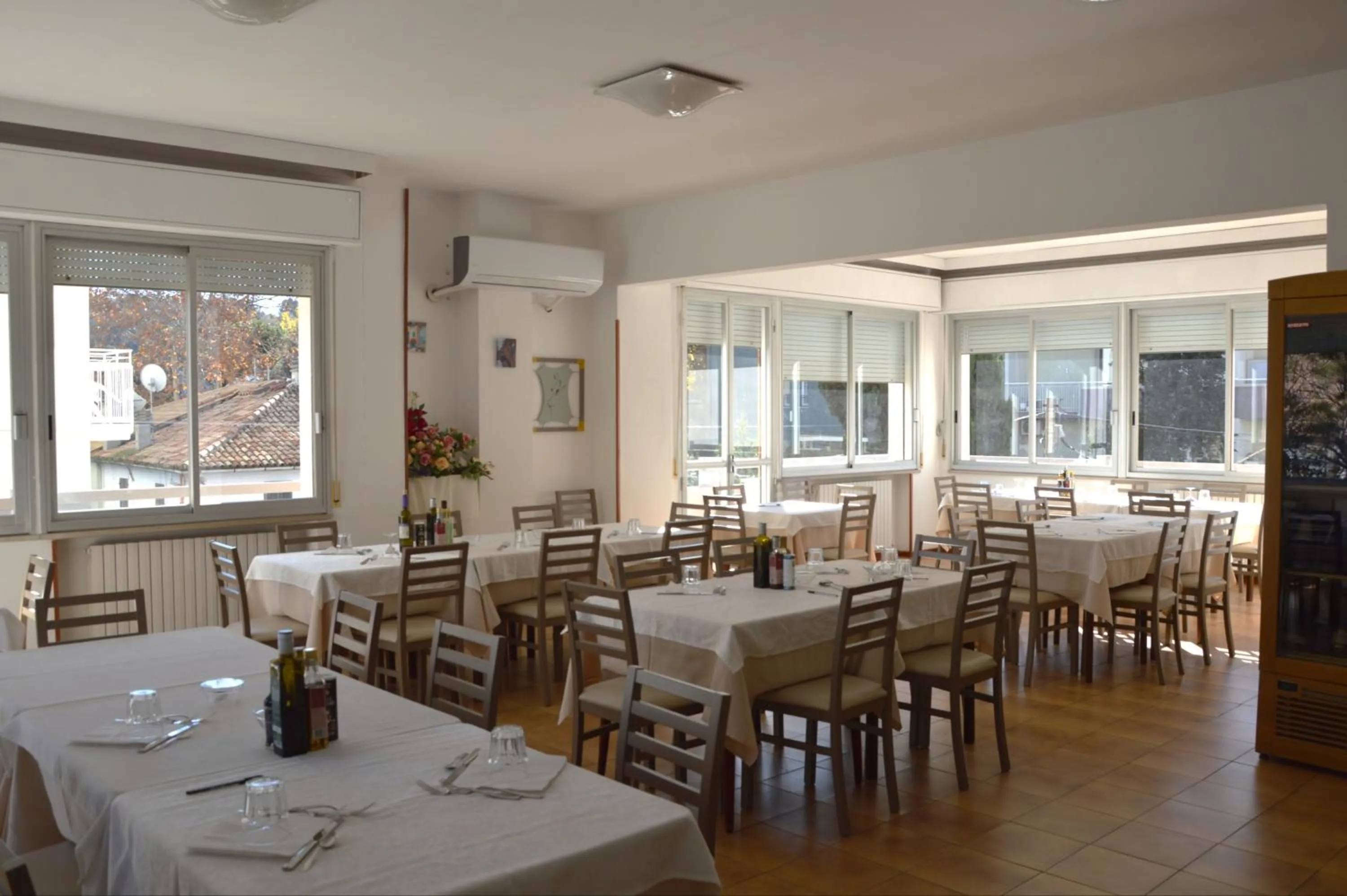 Restaurant/places to eat in Hotel Caesar