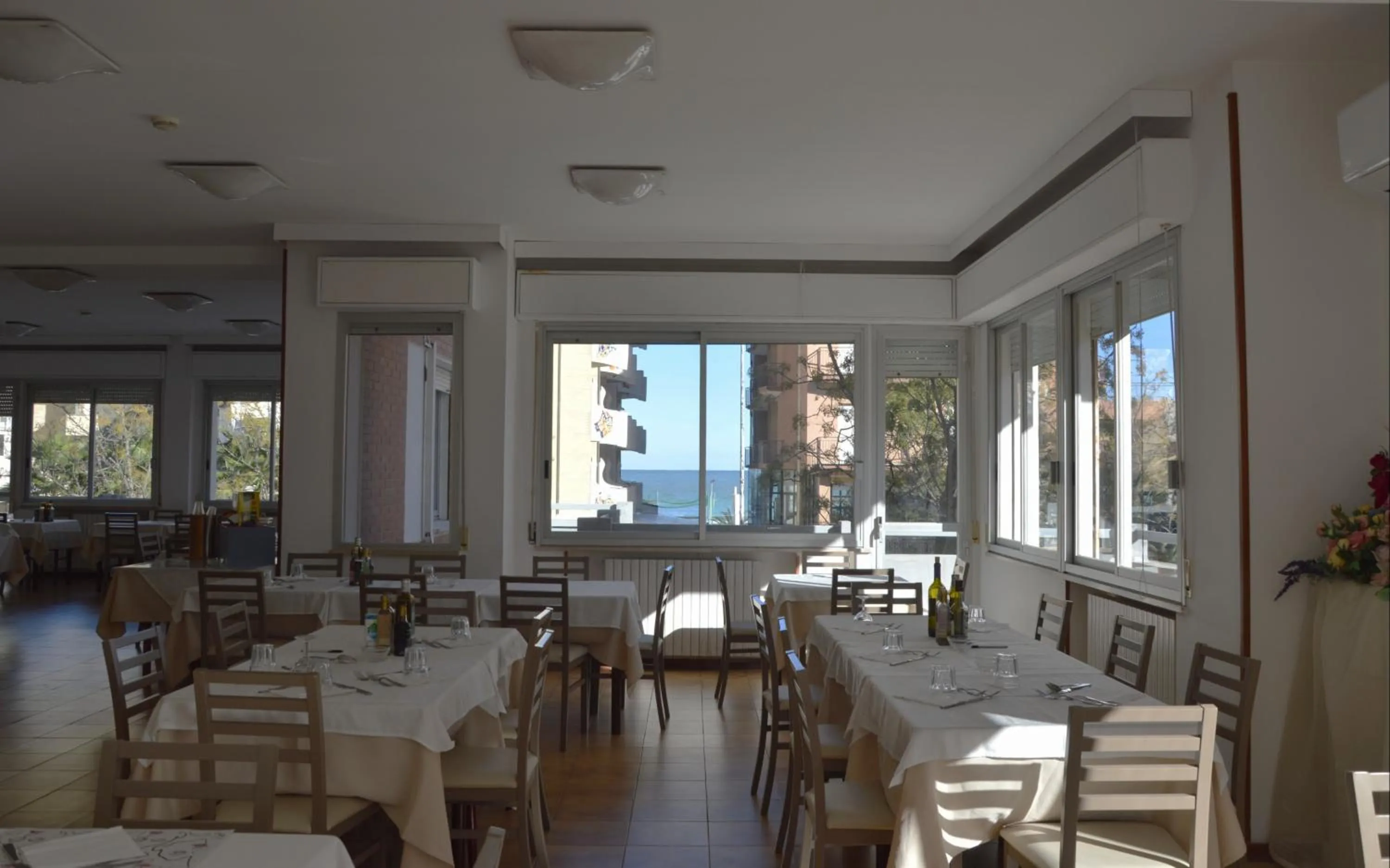 Restaurant/places to eat in Hotel Caesar