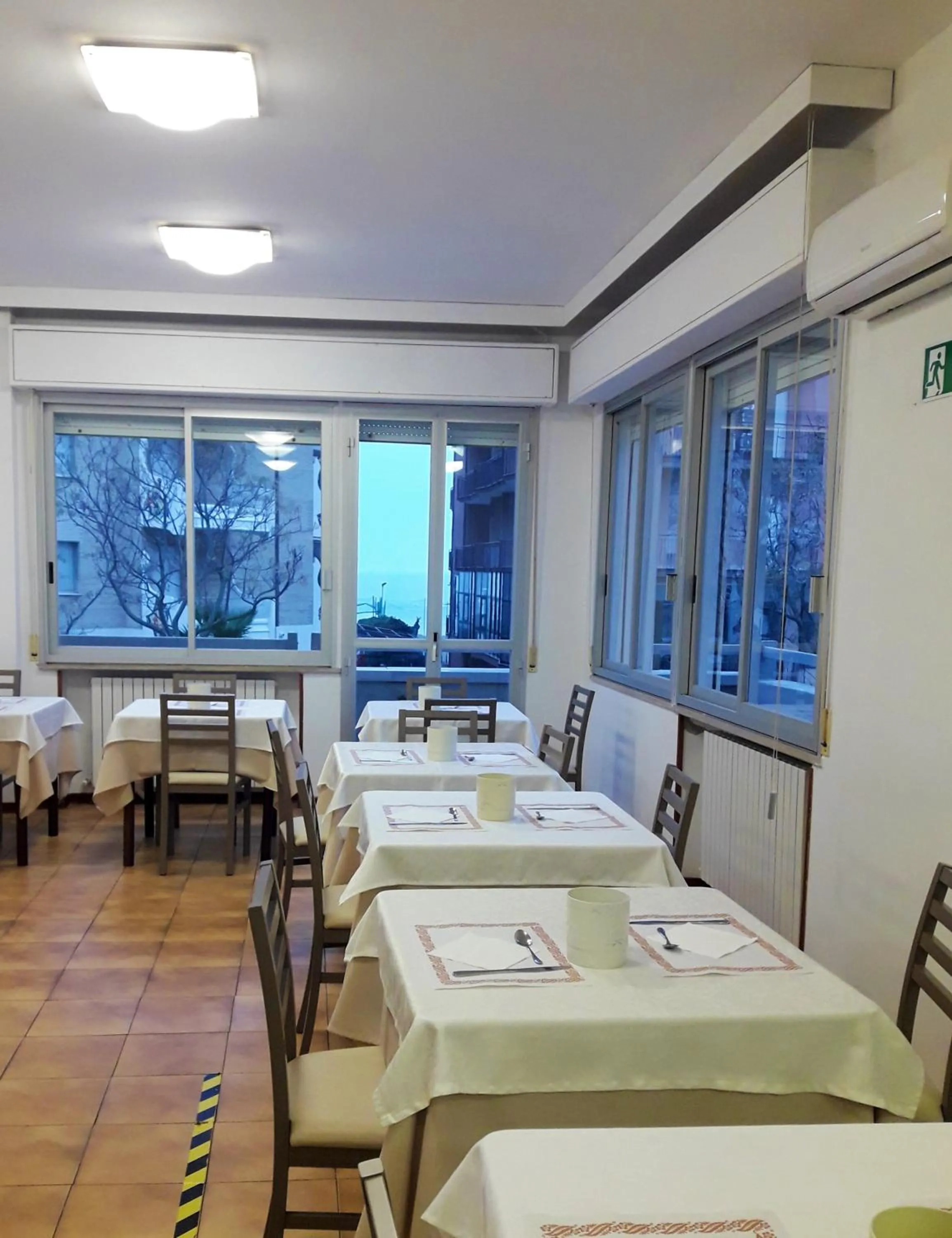 Restaurant/places to eat in Hotel Caesar