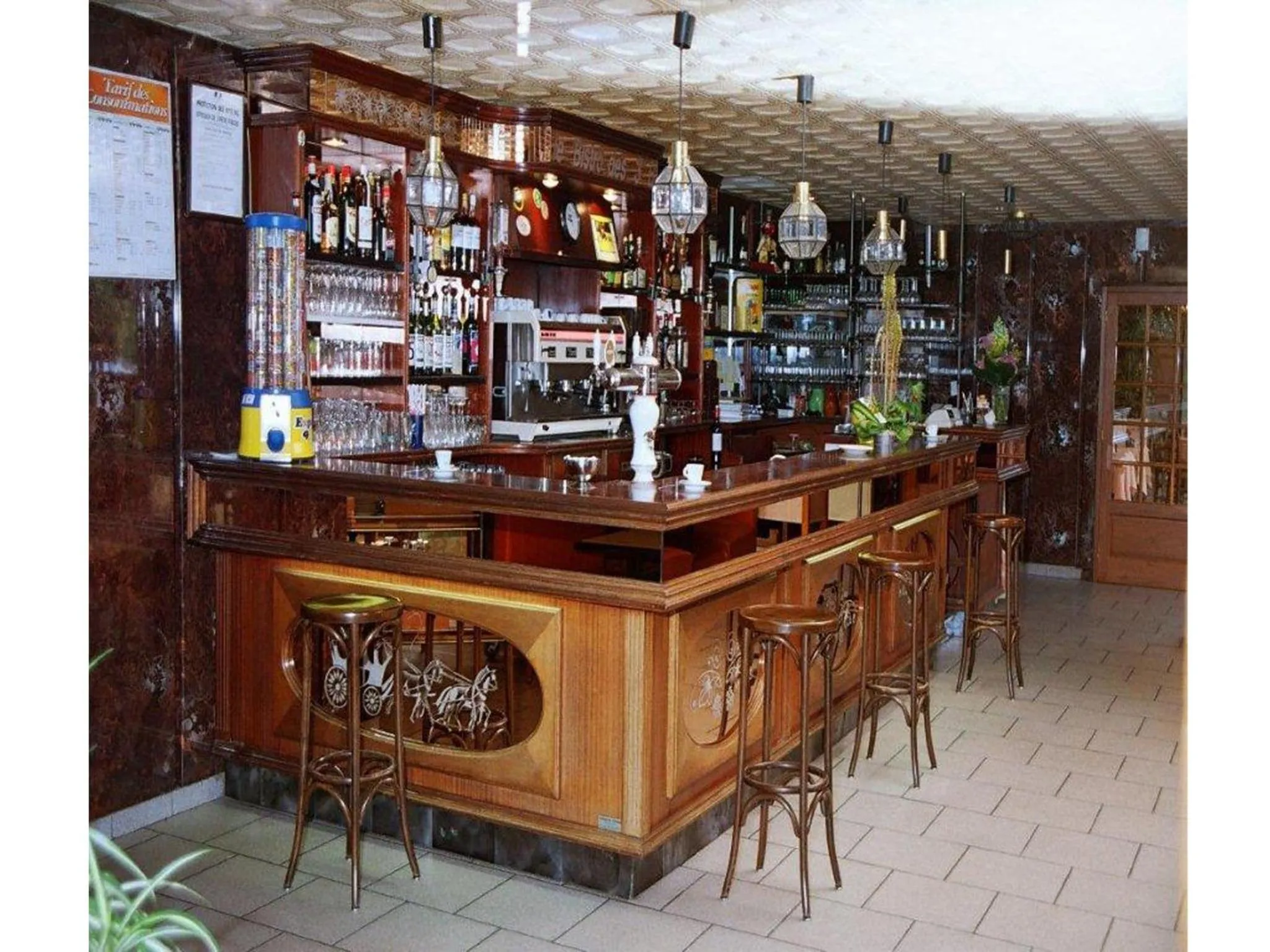 Lounge or bar in Logis Hôtel Les 3B