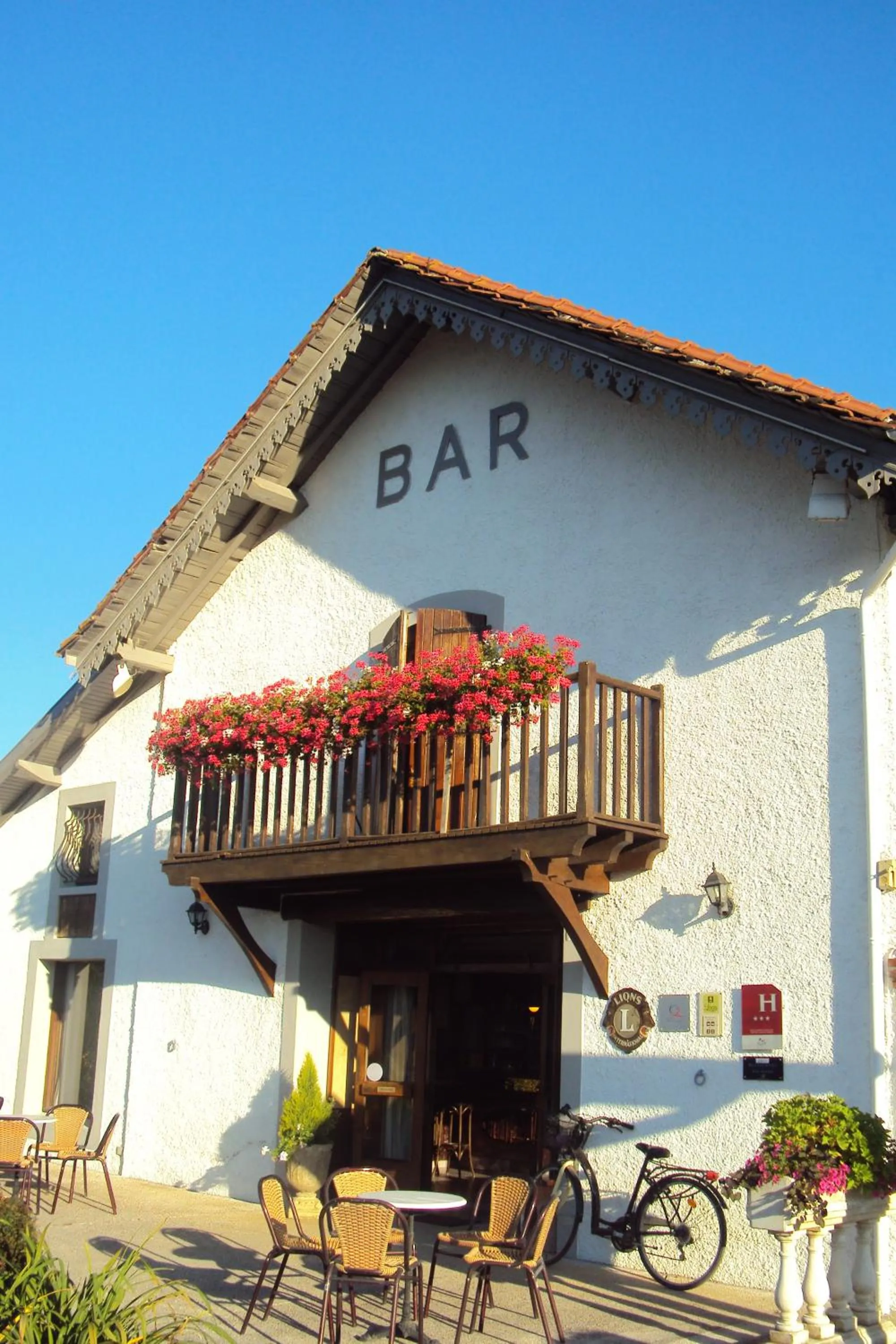 Facade/entrance in Logis Hôtel Les 3B