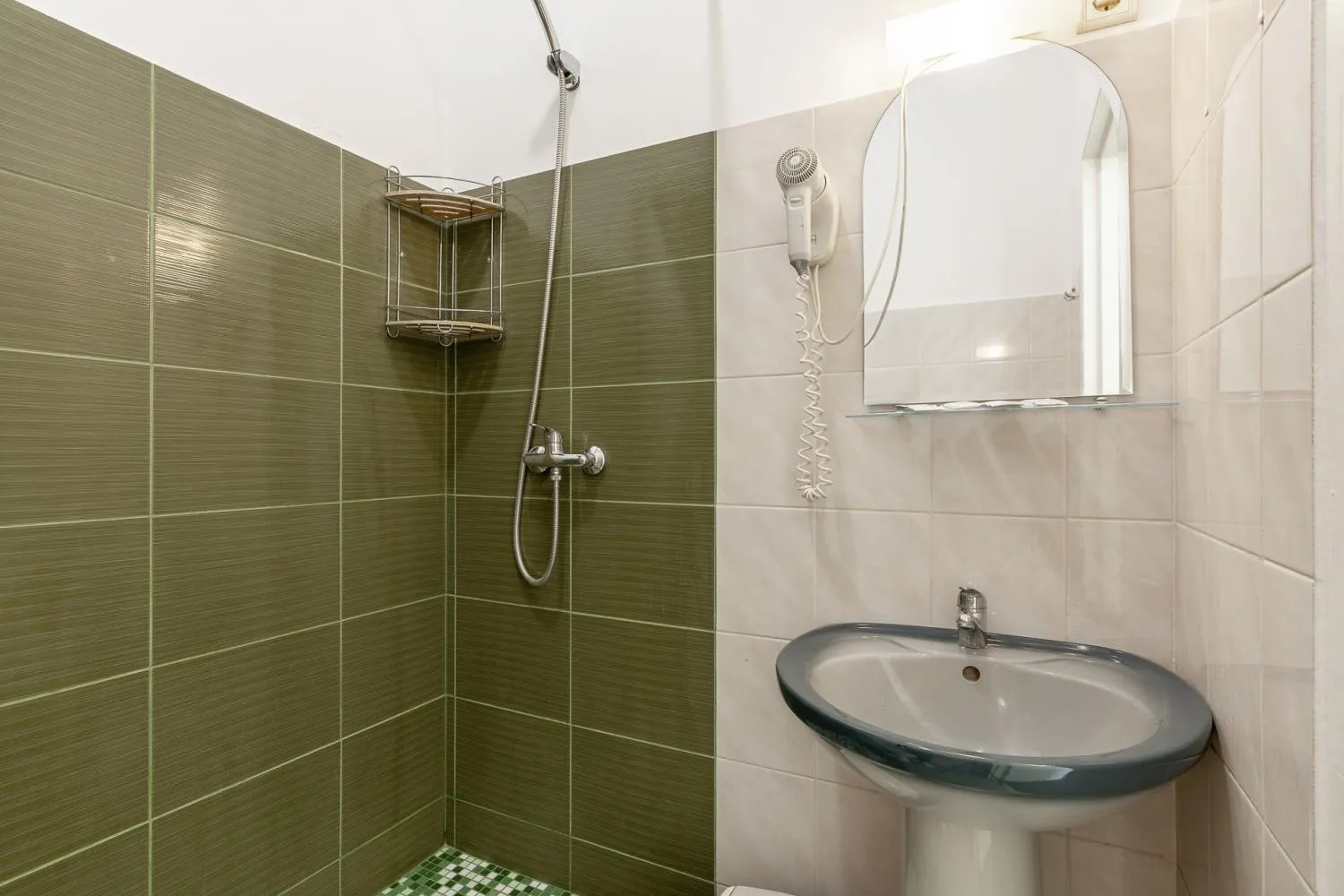 Shower in Apart Hotel Tomo FREE PARKING