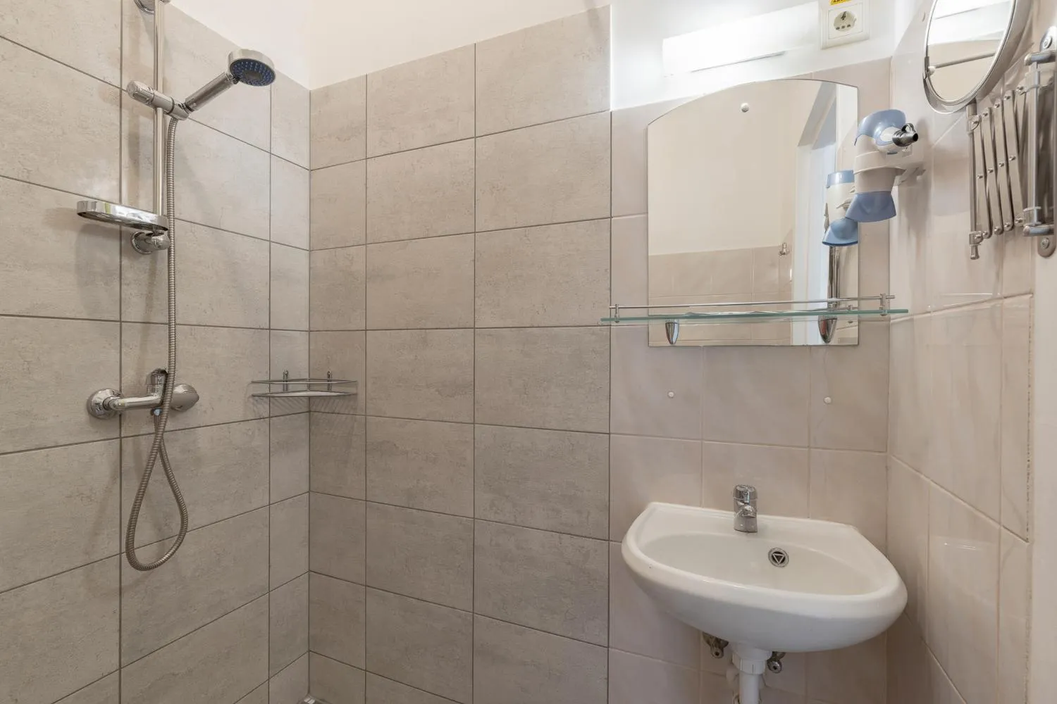 Shower in Apart Hotel Tomo FREE PARKING