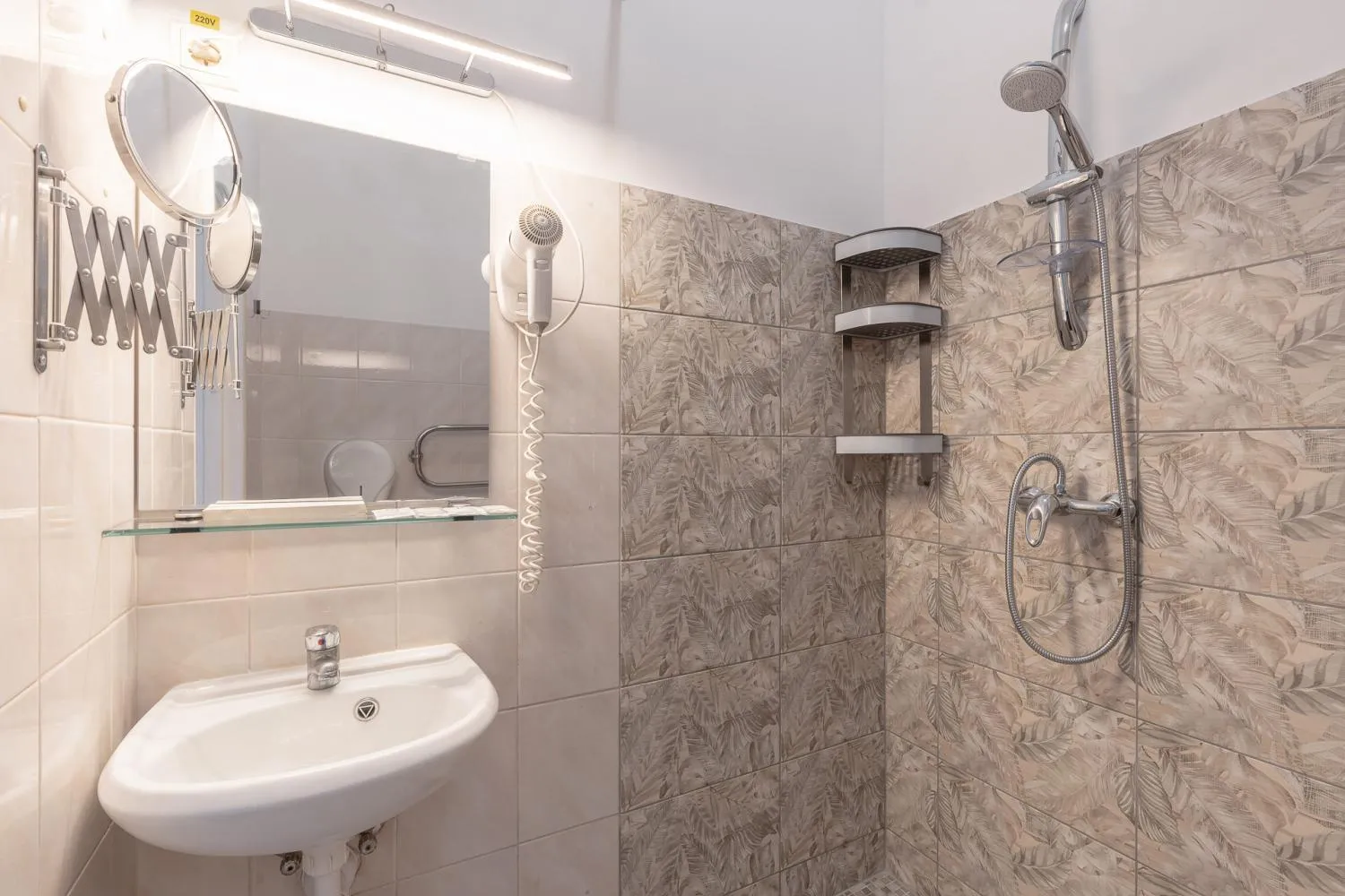 Shower in Apart Hotel Tomo FREE PARKING