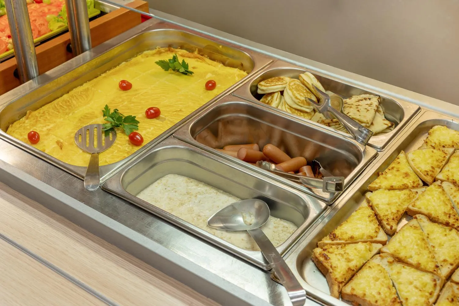 Breakfast in Apart Hotel Tomo FREE PARKING