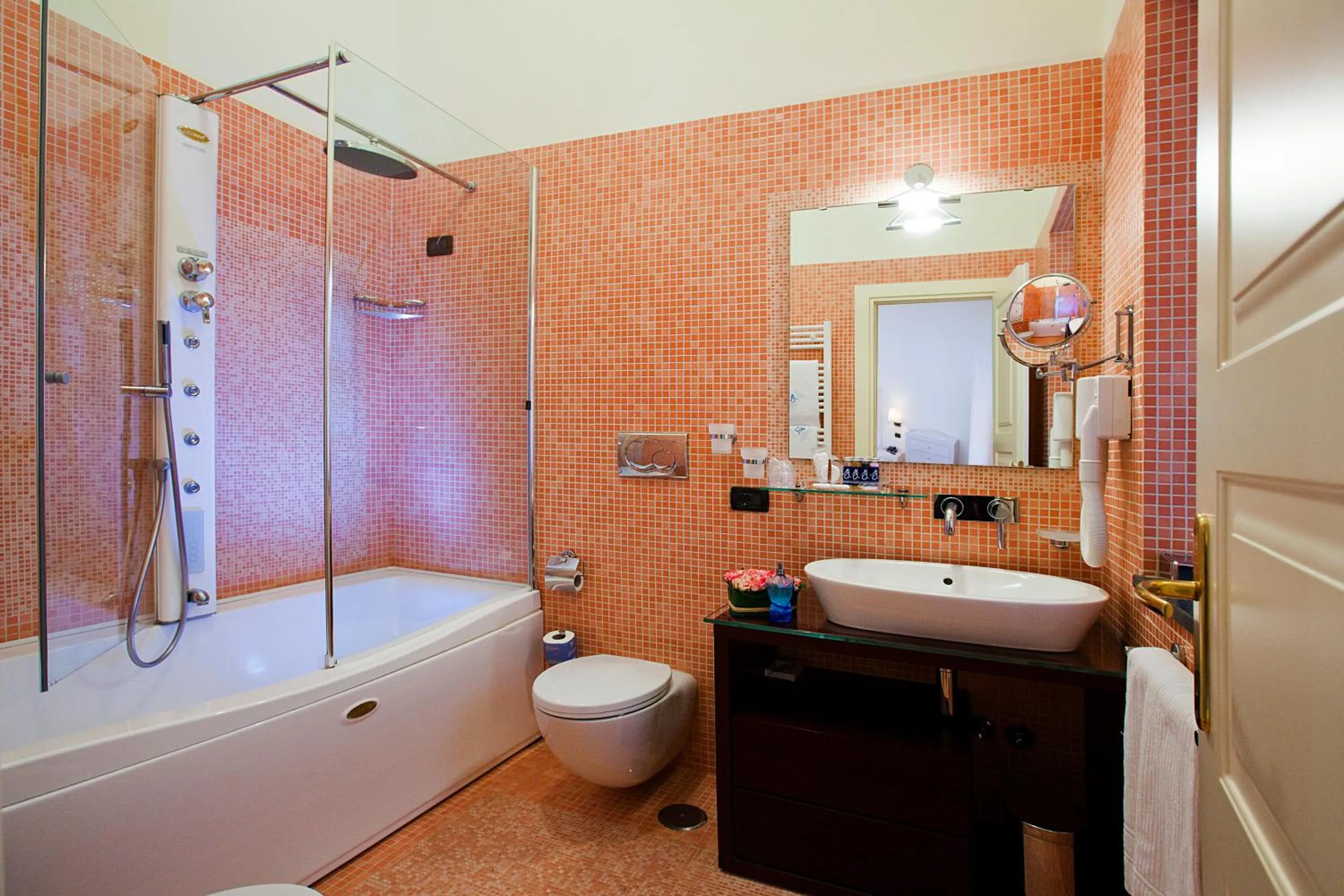 Shower in Maison Tofani