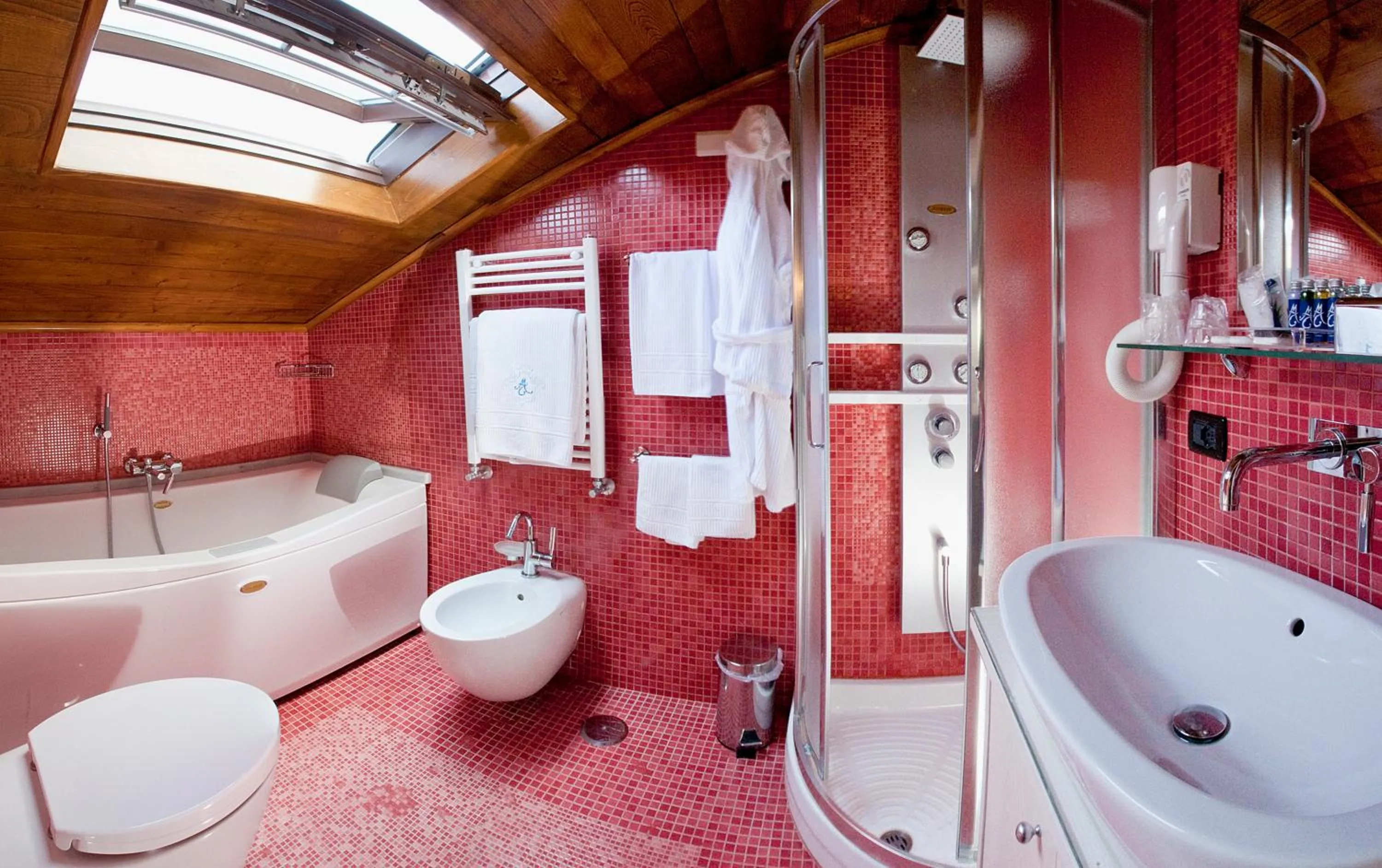 Shower in Maison Tofani