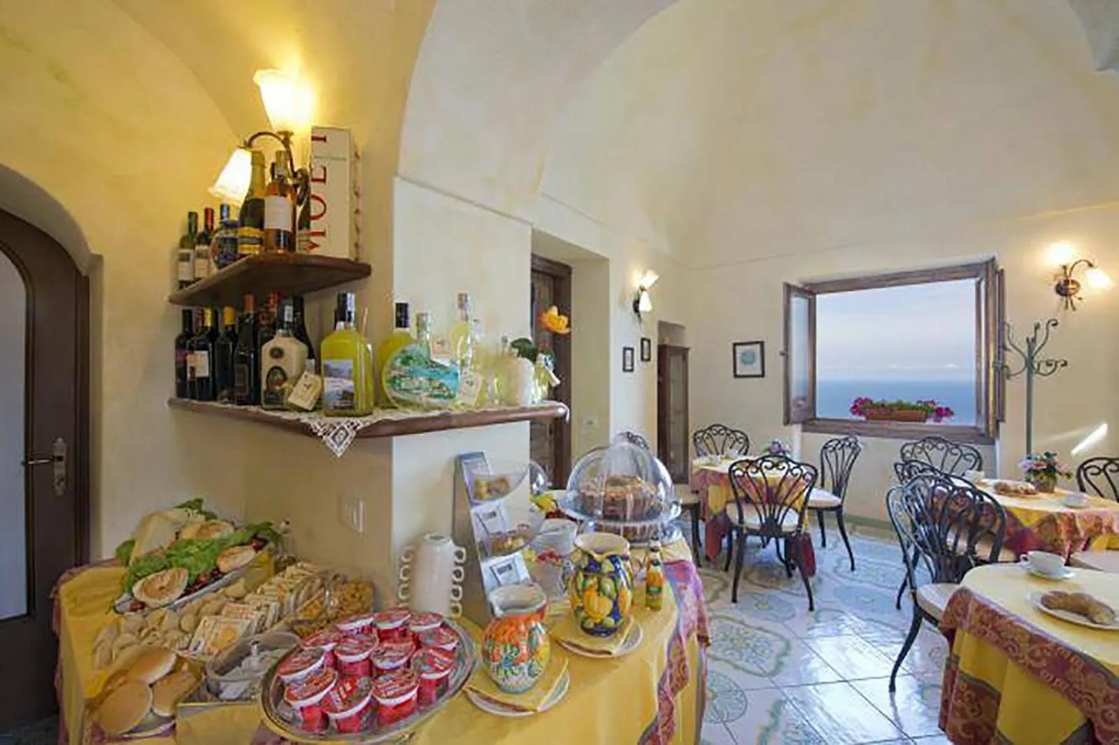 Food and drinks in L'Antico Borgo Dei Limoni