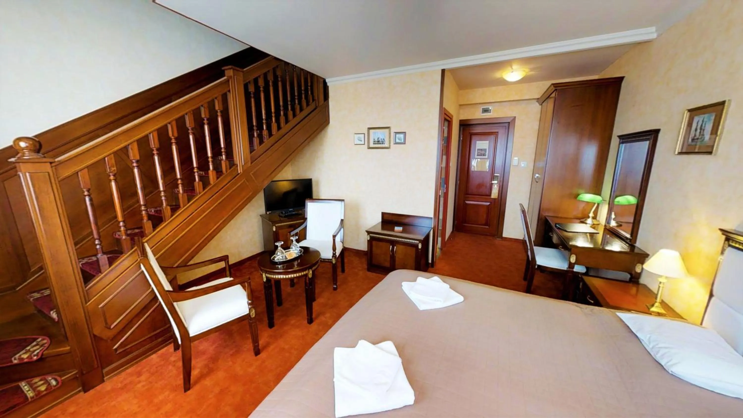 Photo of the whole room, Bed in Nelson Hotel