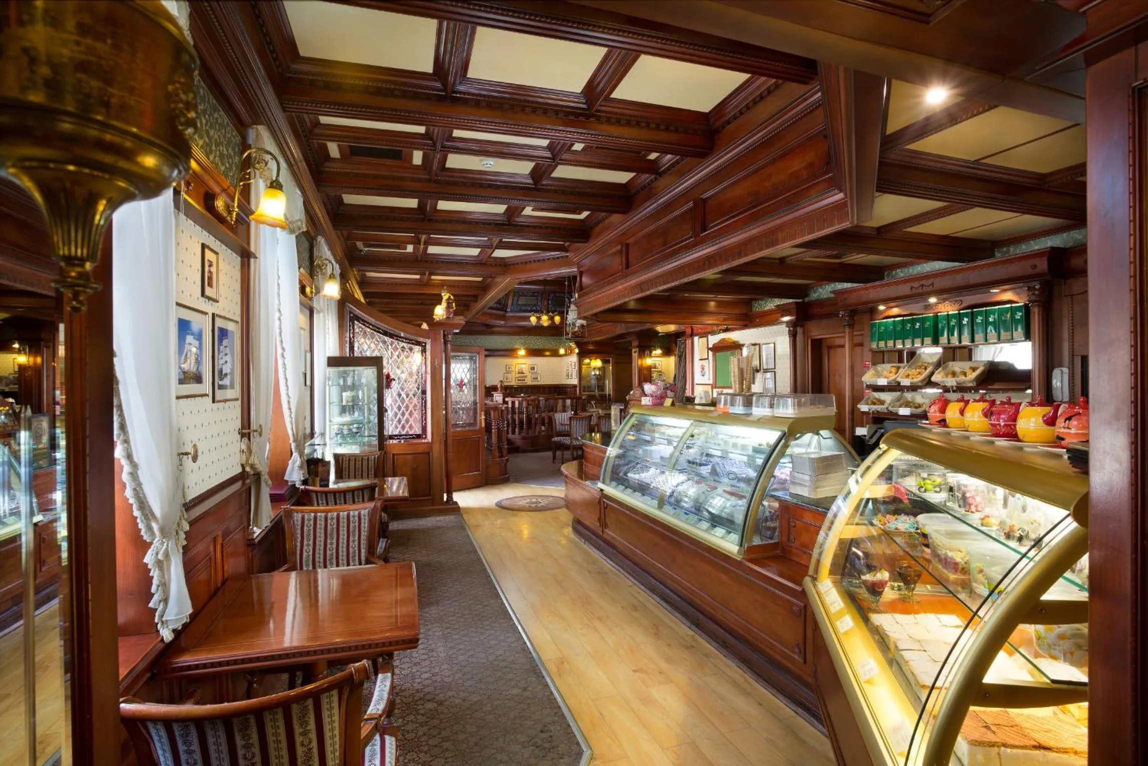 Restaurant/places to eat in Nelson Hotel