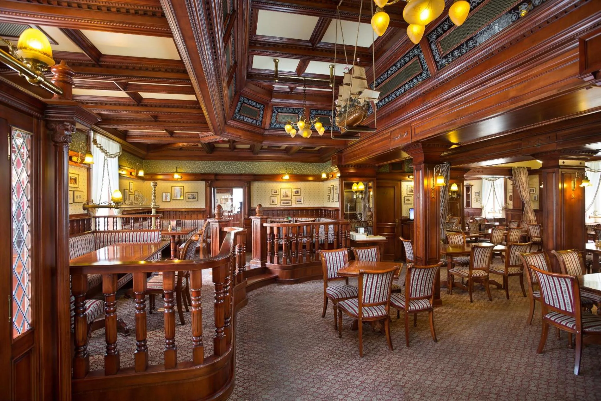 Restaurant/places to eat in Nelson Hotel