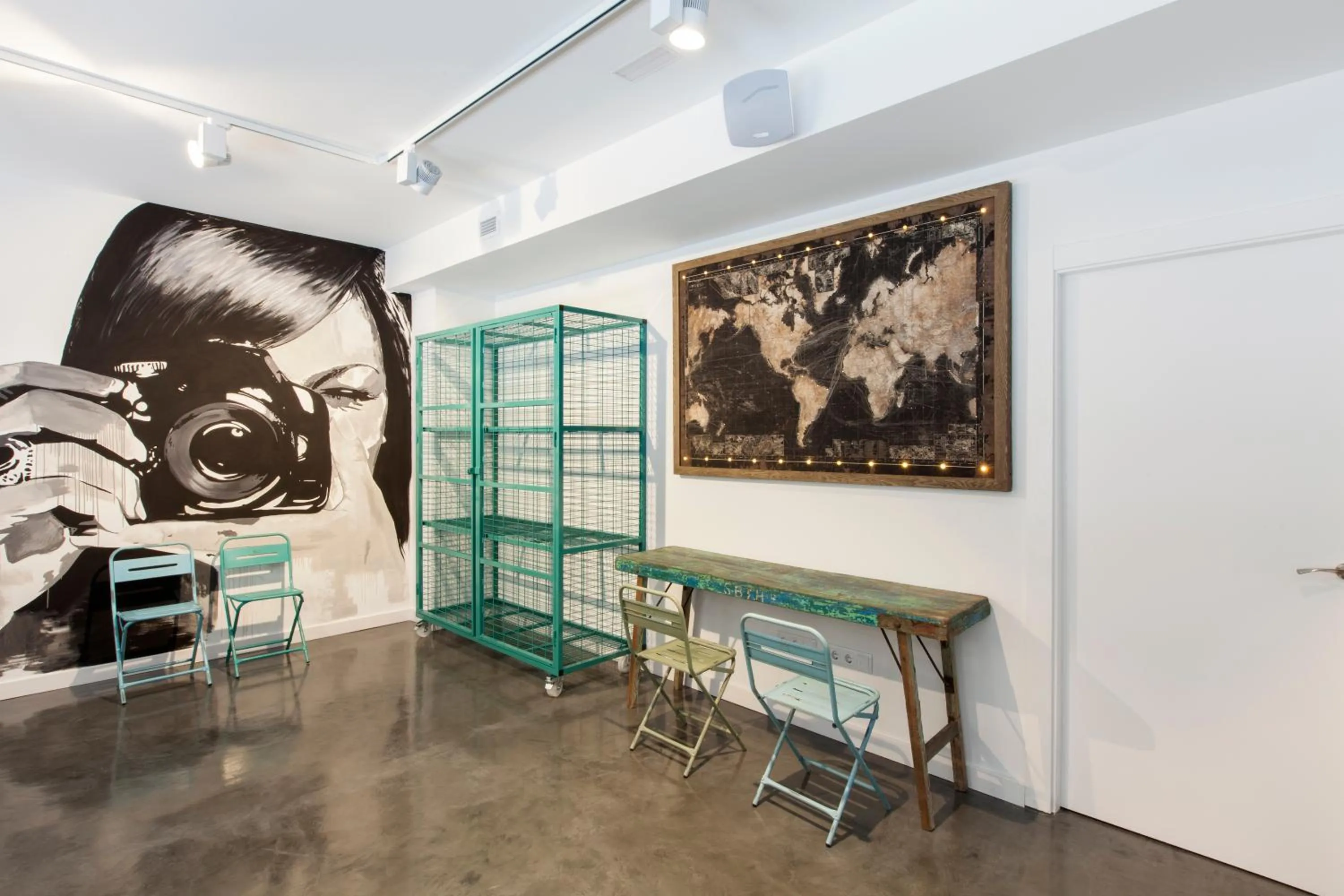 Winederful Hostel & Café