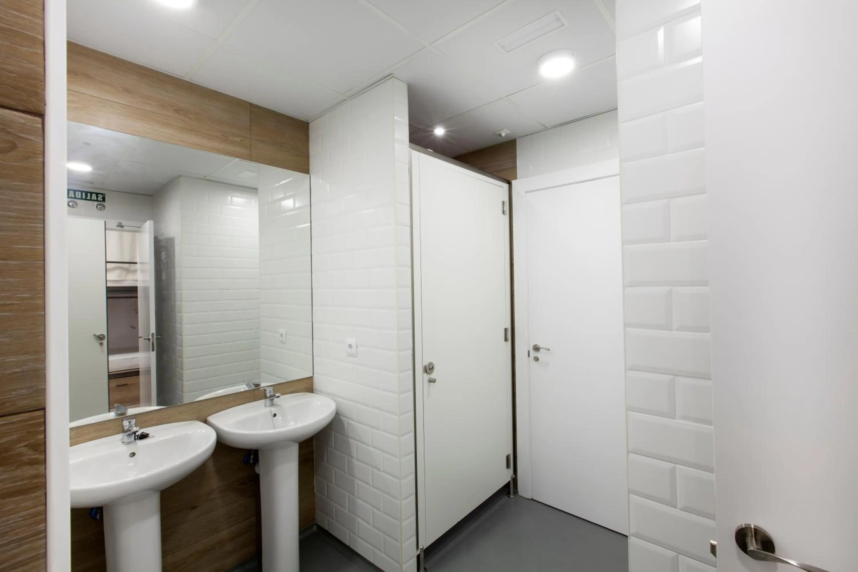 Winederful Hostel & Café