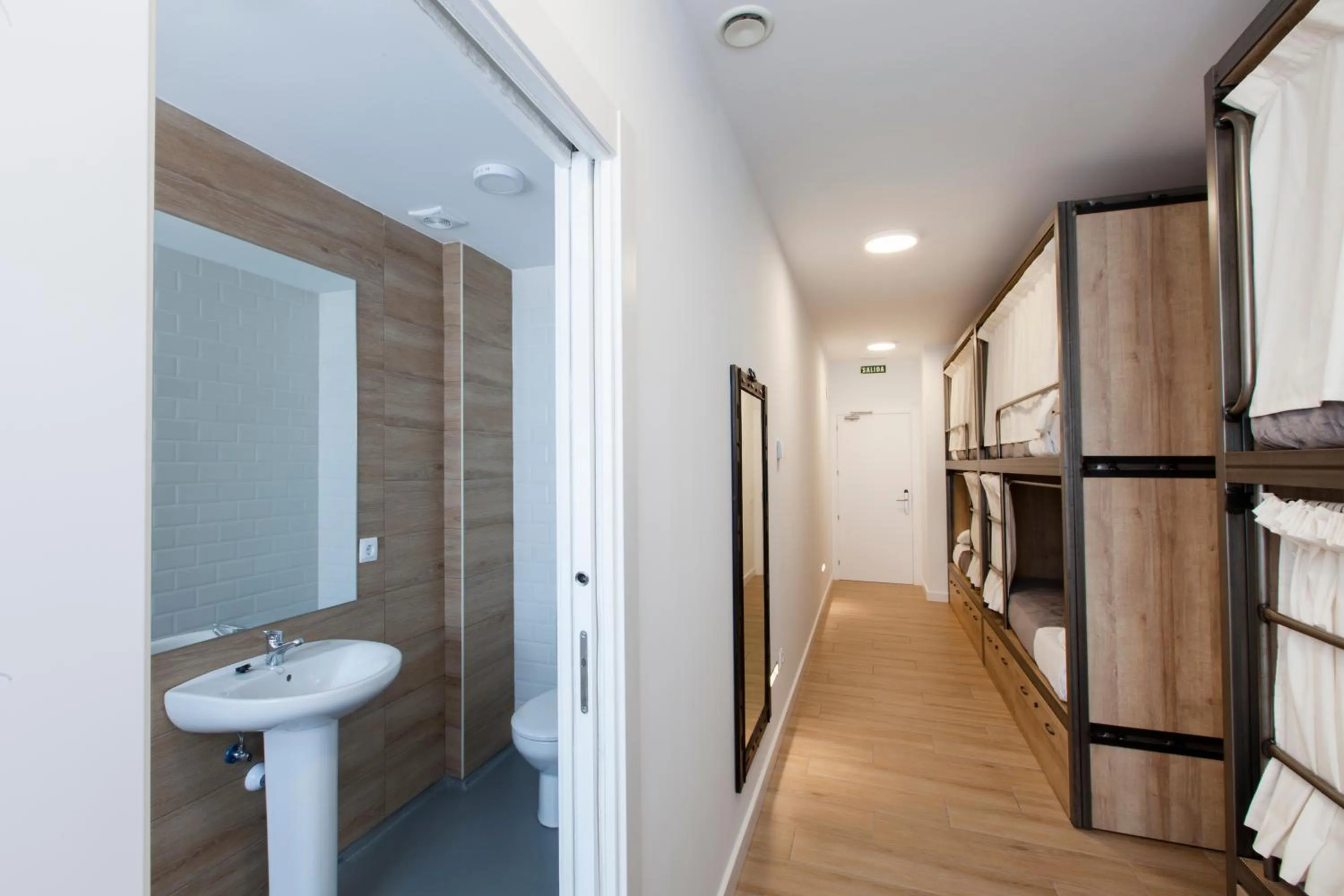 Winederful Hostel & Café