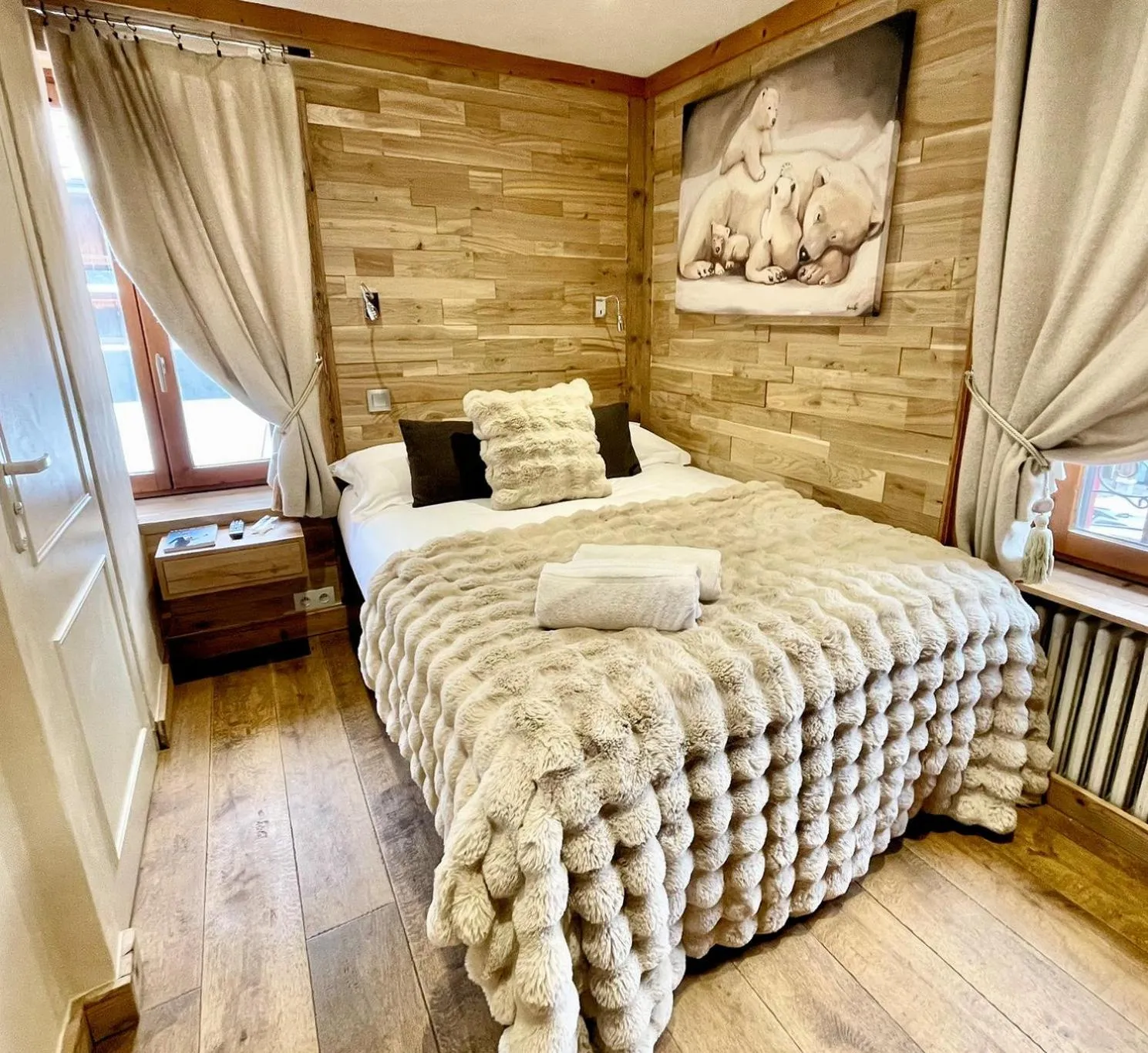 Bedroom, Bed in Hôtel Les Cimes