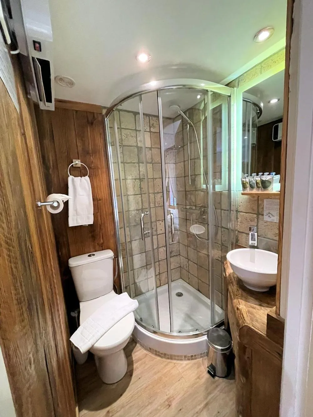 Shower in Hôtel Les Cimes