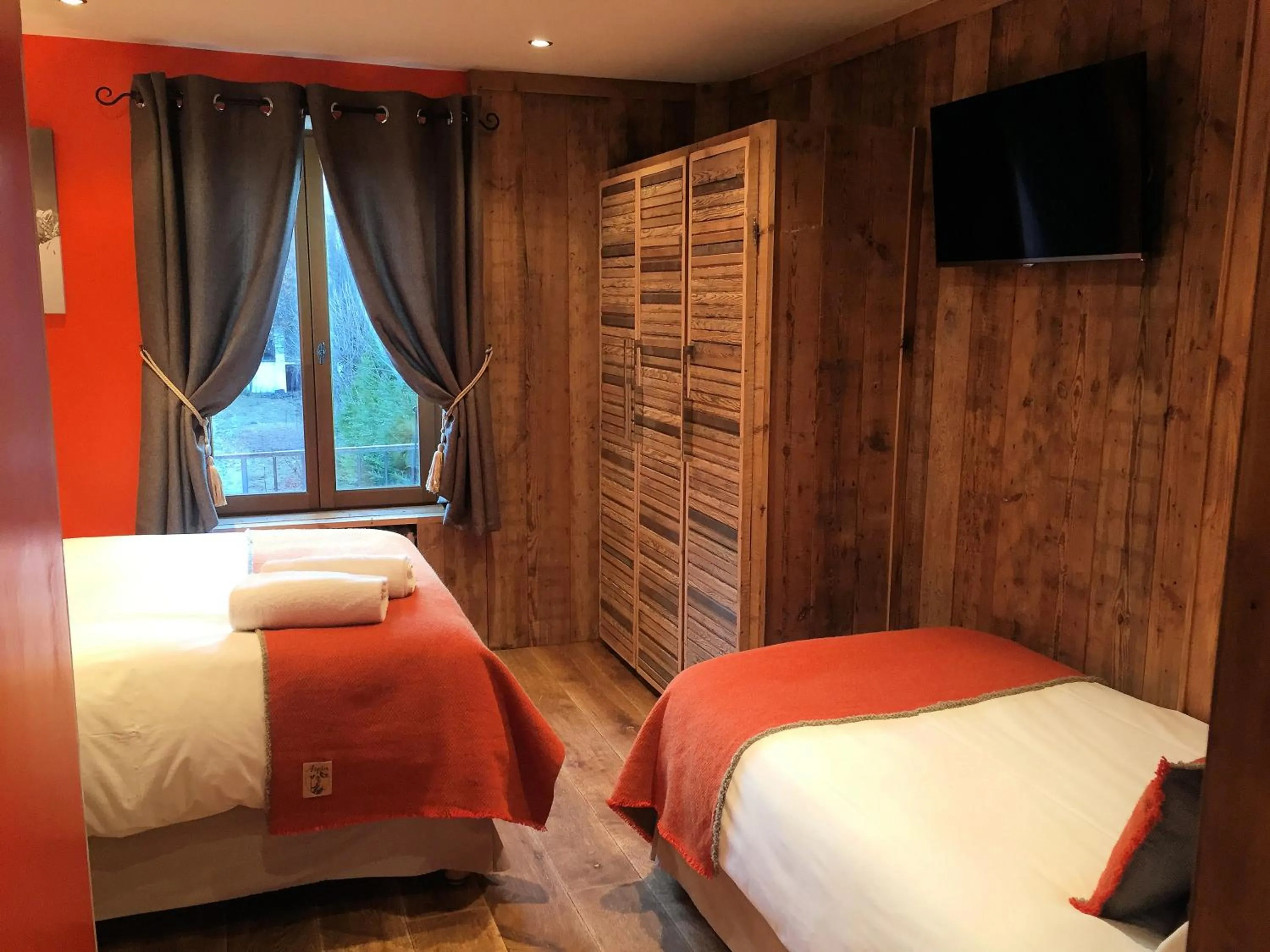 Photo of the whole room, Bed in Hôtel Les Cimes