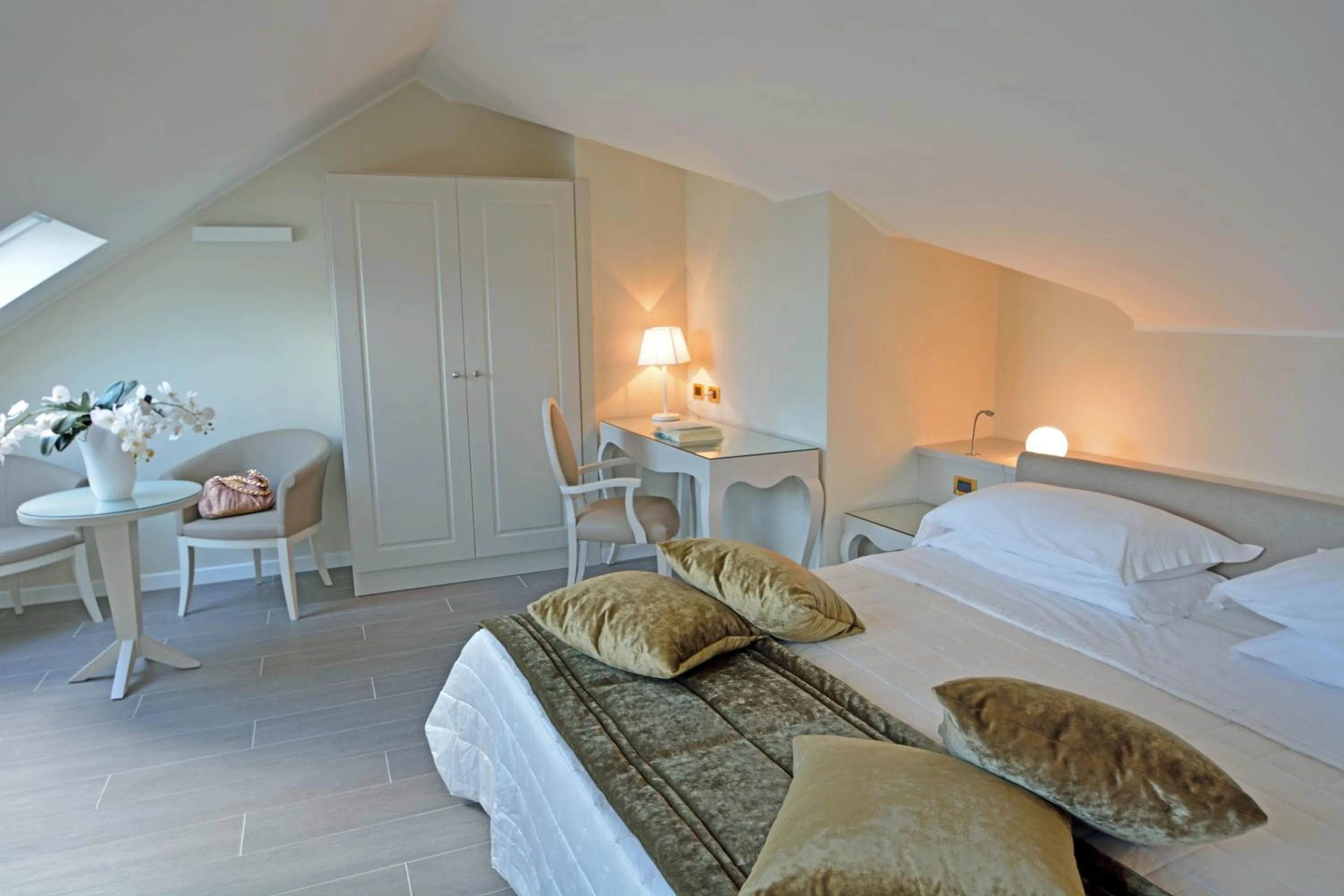 Shower, Bed in Hotel Miramare & Spa