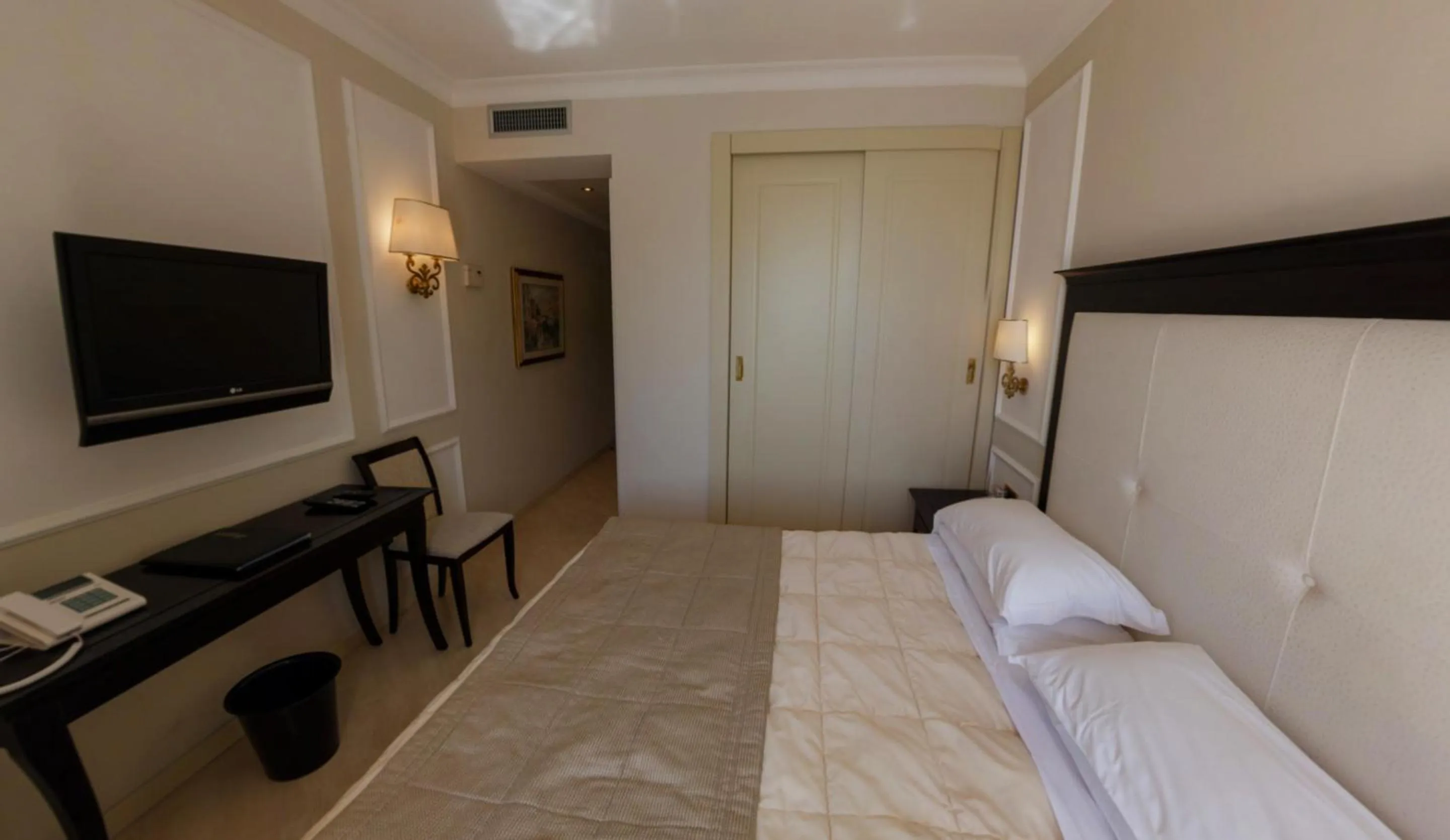 Bed in Hotel Miramare & Spa