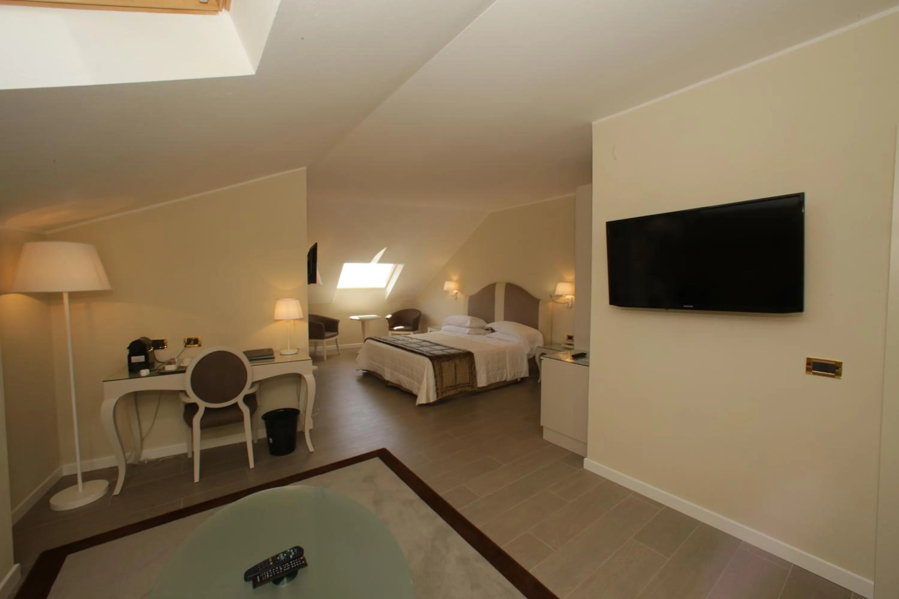 Living room, Bed in Hotel Miramare & Spa