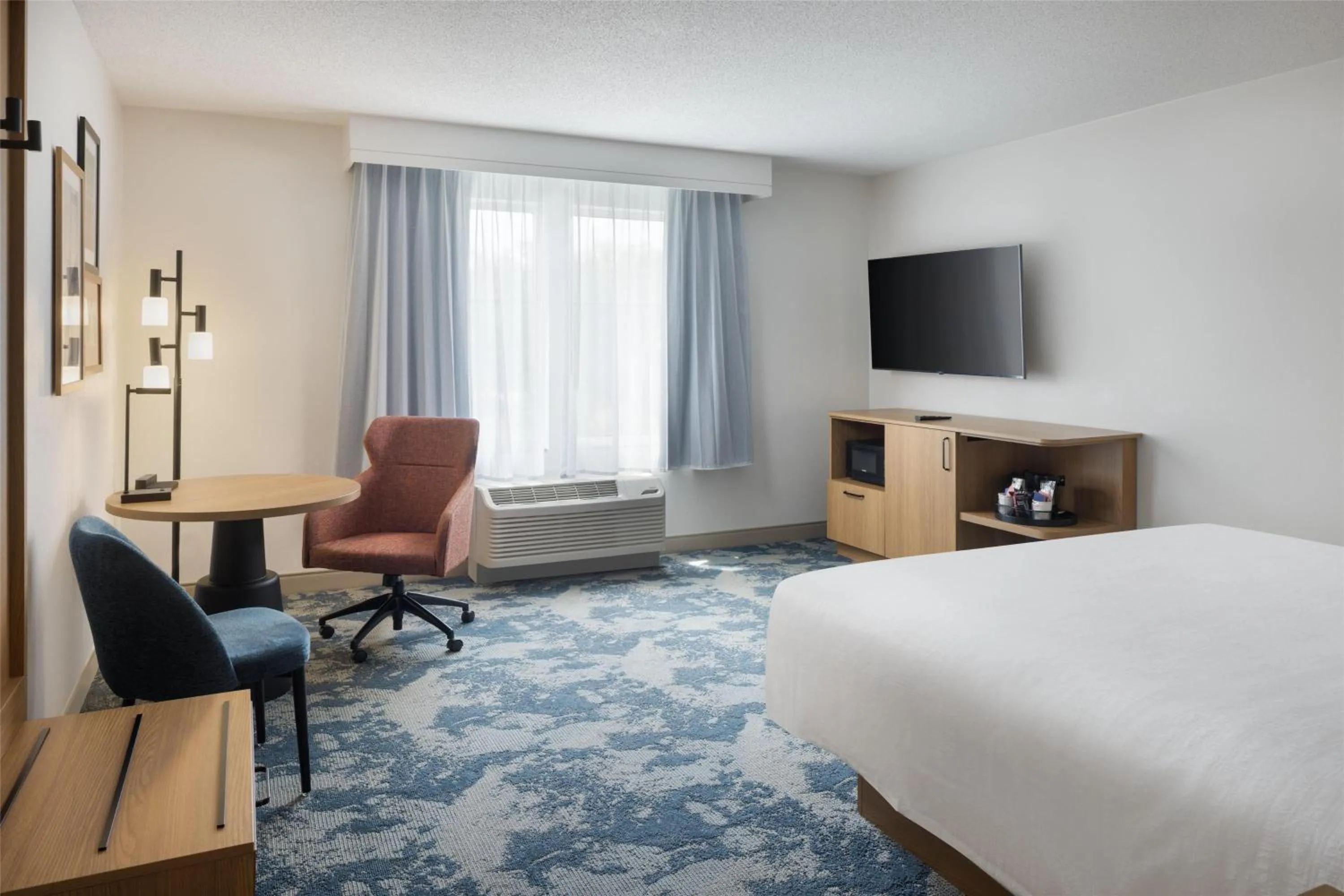 Bedroom, Bed in Hampton Inn & Suites Jekyll Island