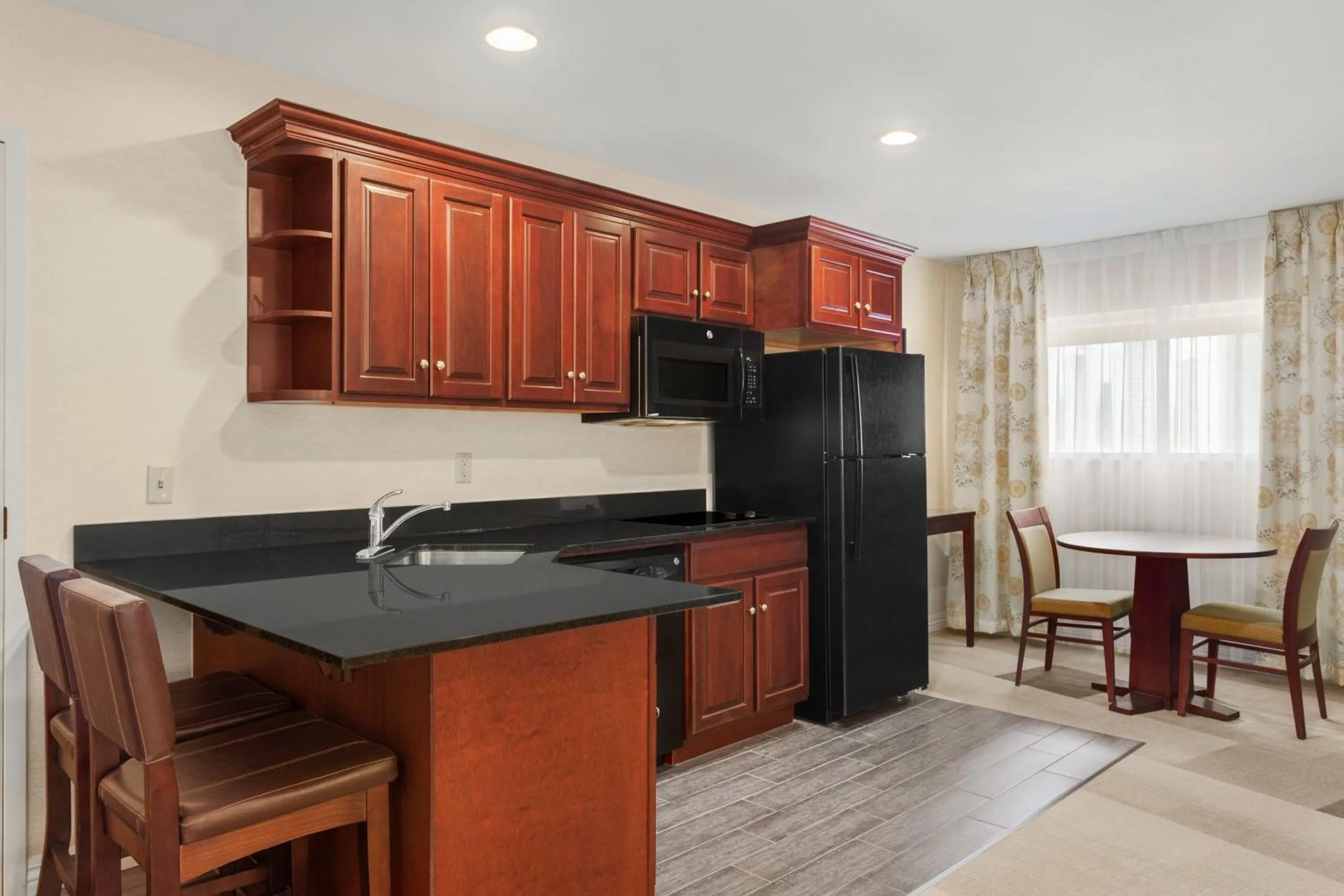 Kitchen or kitchenette in Hampton Inn Burlington - Colchester