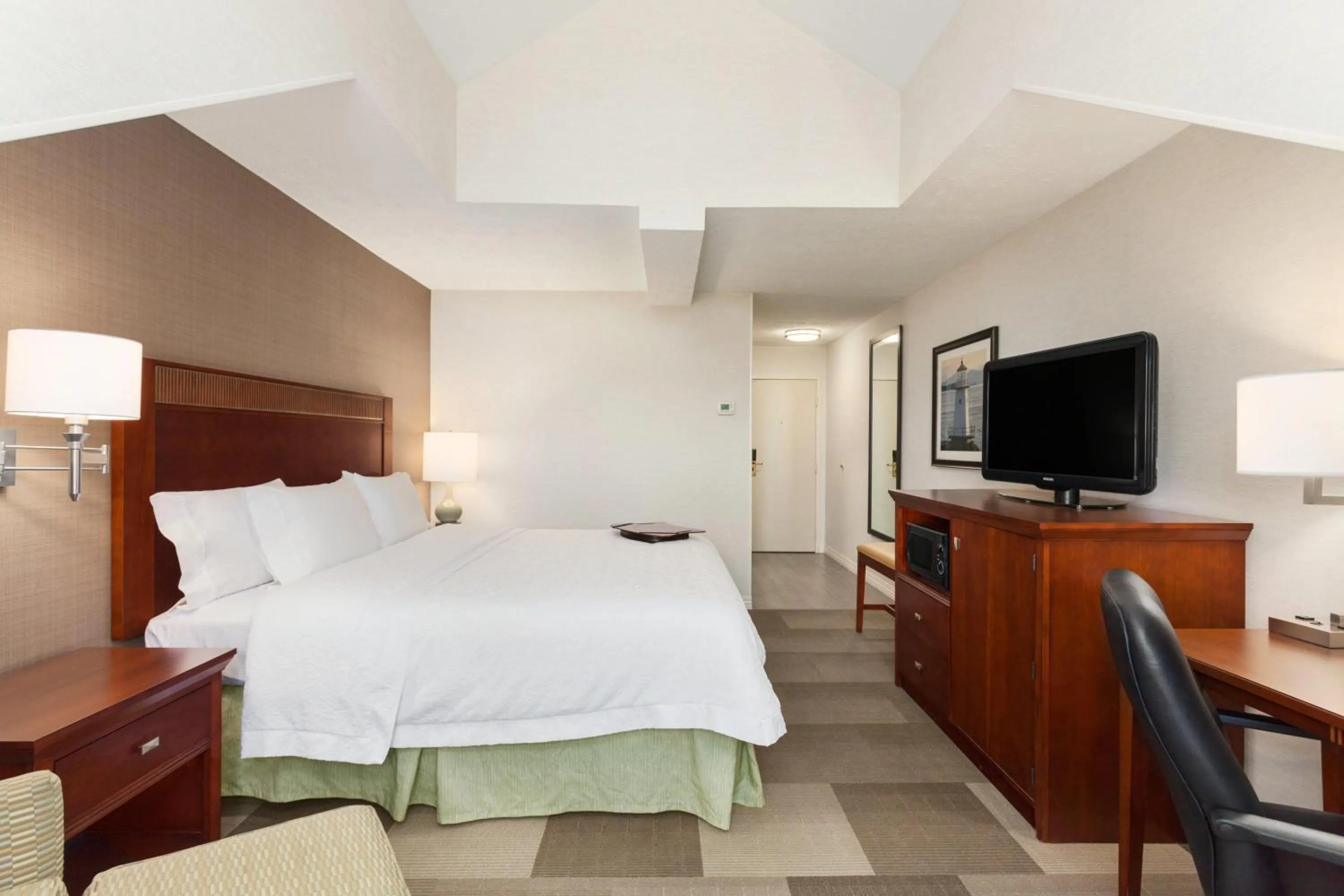 Bedroom, Bed in Hampton Inn Burlington - Colchester