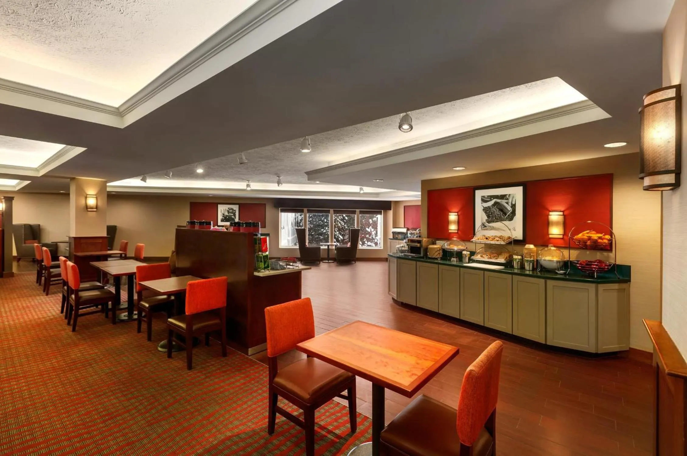 Dining area in Hampton Inn Burlington - Colchester